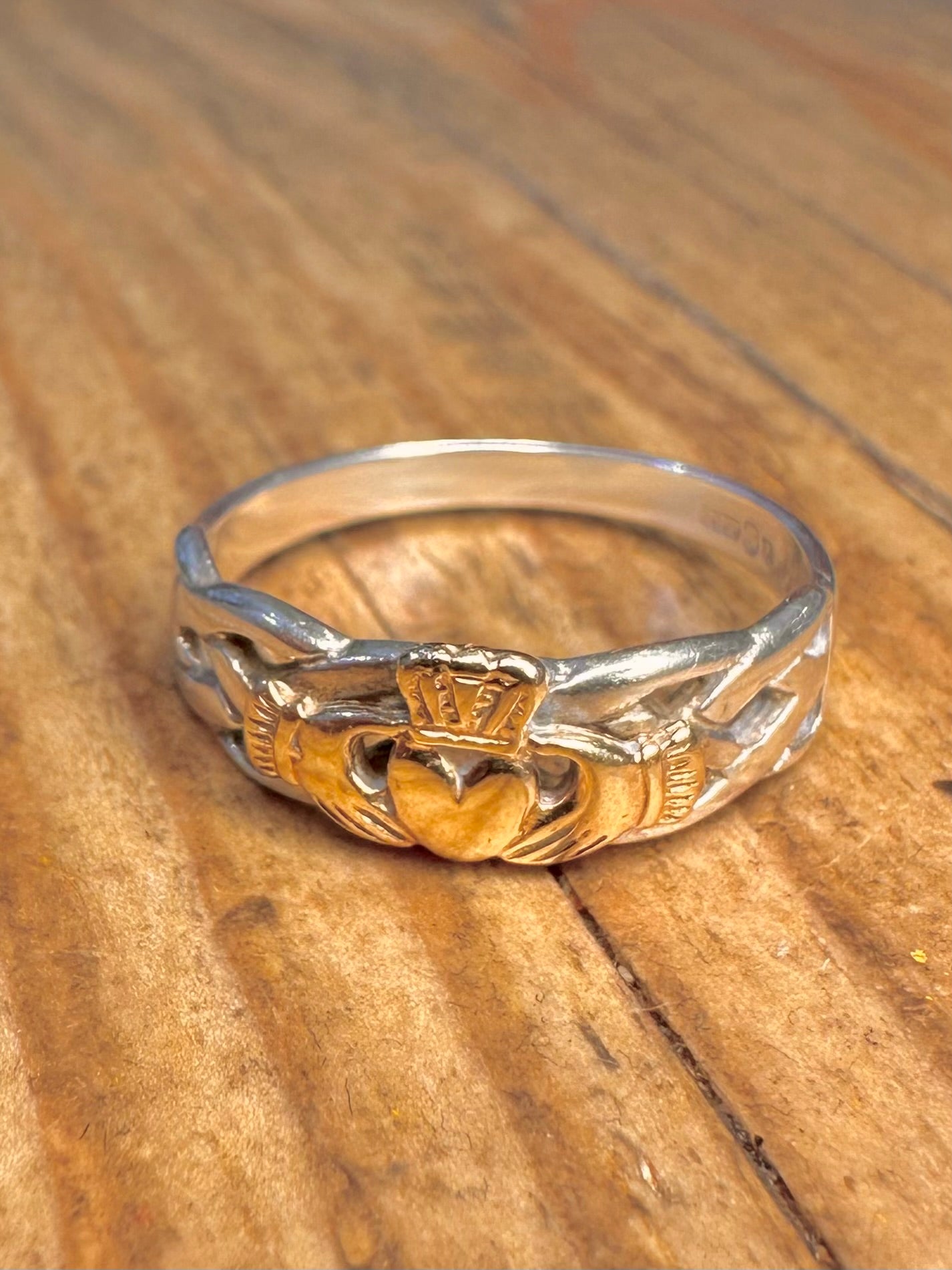 14 Karat Weiß- und Gelbgold Claddagh-Keltenring Größe O