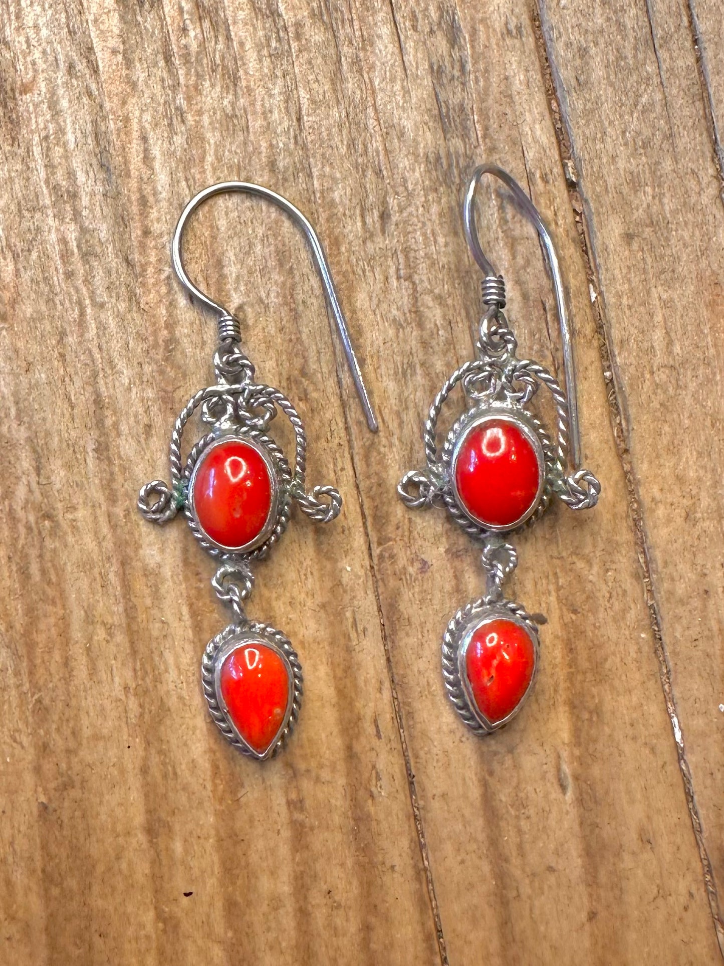 Filigrane rote Stein-Ohrhänger aus 925er Sterlingsilber