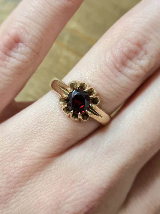 Vintage garnet gold 9ct ring
