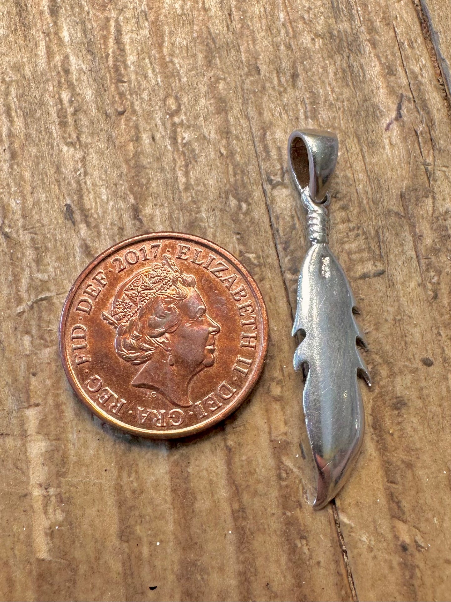 Strukturierter Federanhänger aus 925er Sterlingsilber