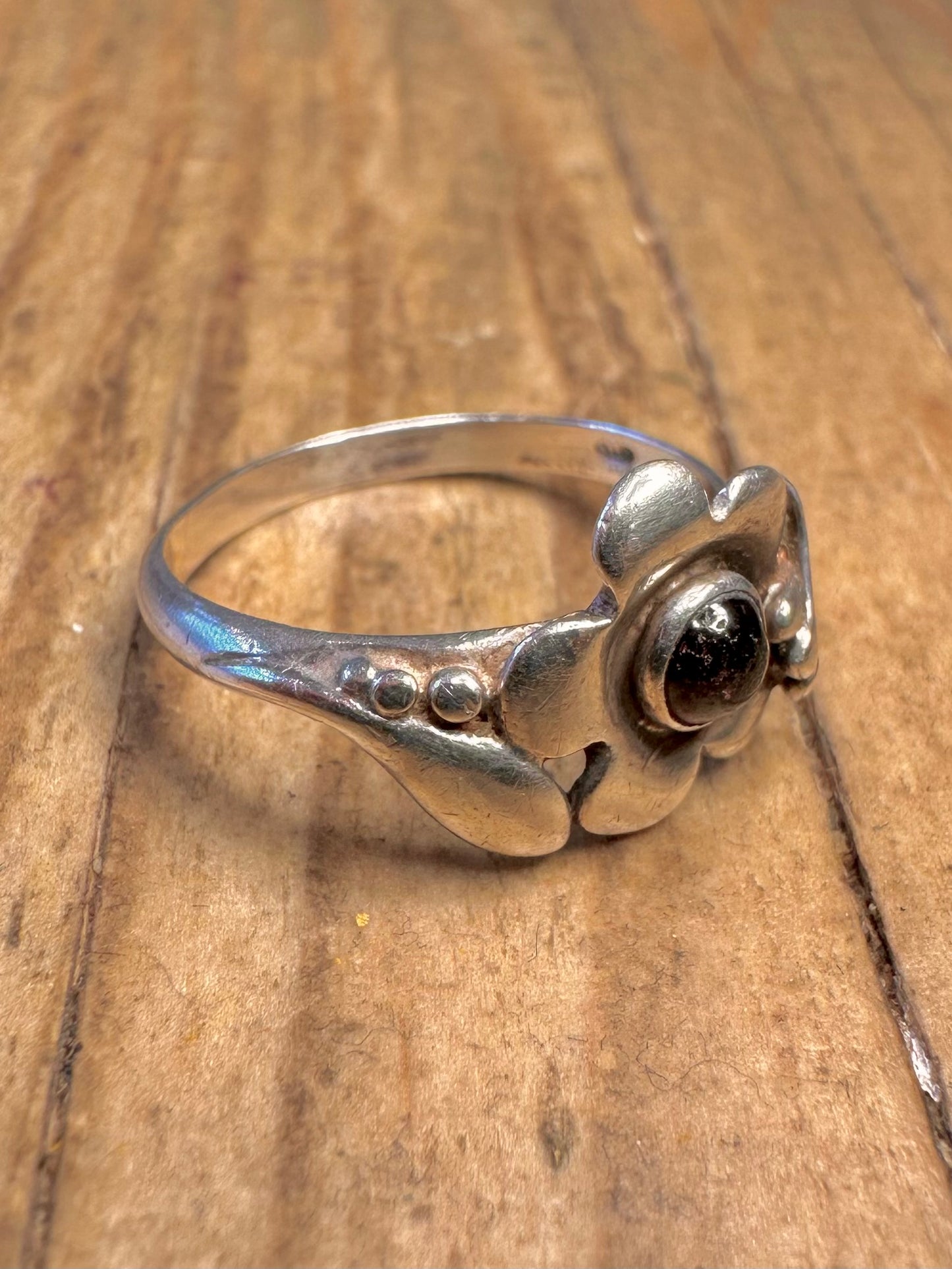 Ring aus 925er Sterlingsilber mit rotem Stein und Blumenmuster, Größe N