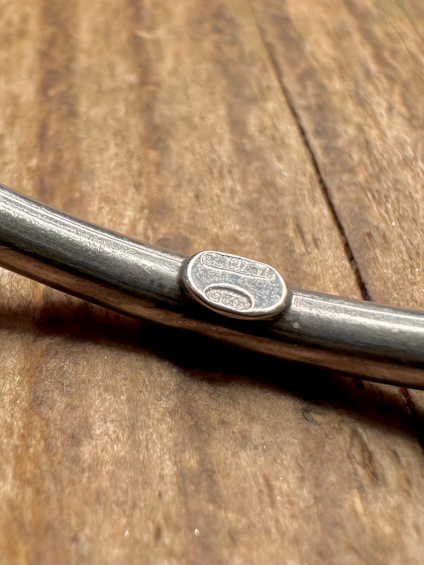Schlichter, abgerundeter Stapelarmreif aus 925er Sterlingsilber