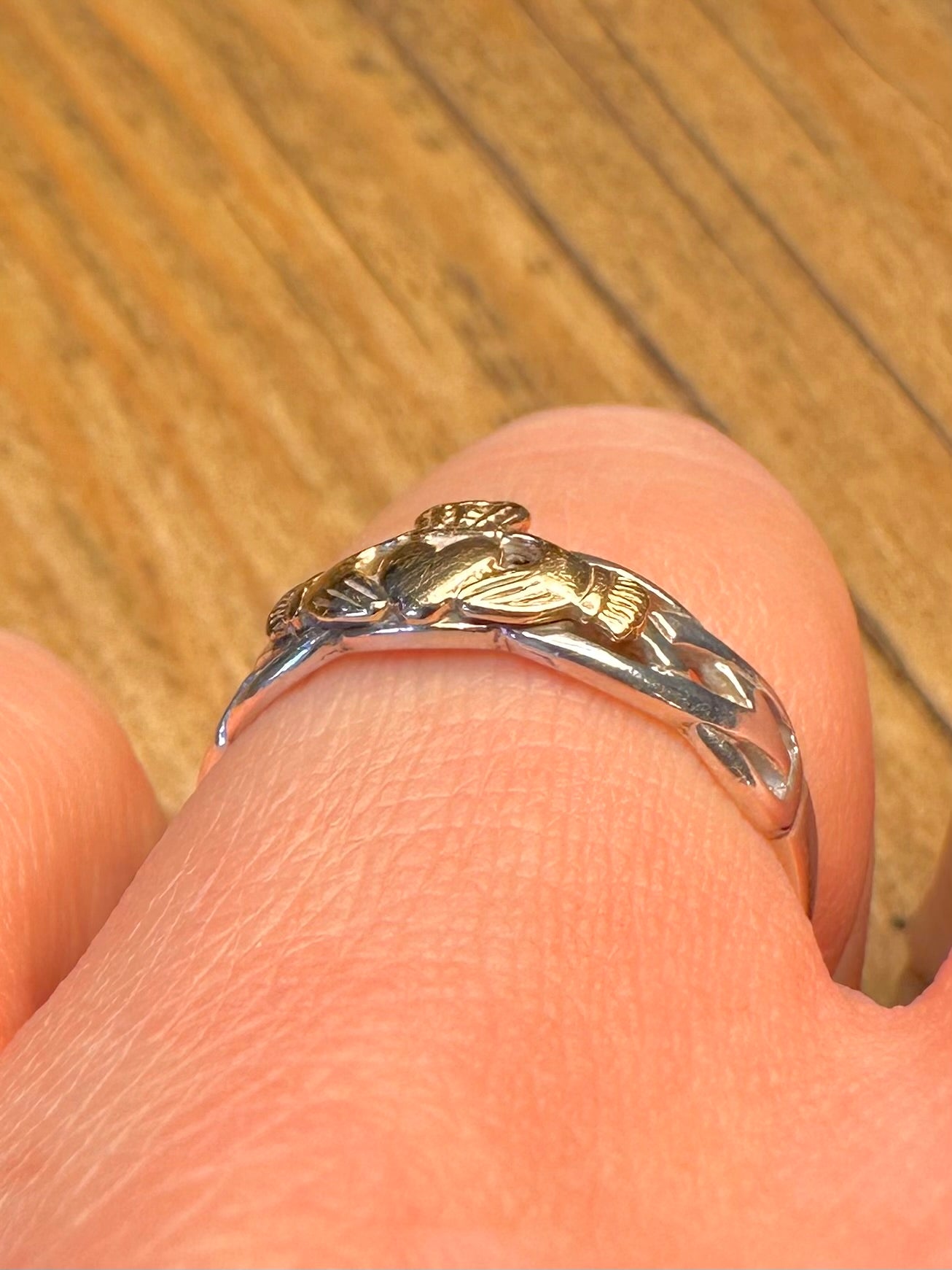 14 Karat Weiß- und Gelbgold Claddagh-Keltenring Größe O