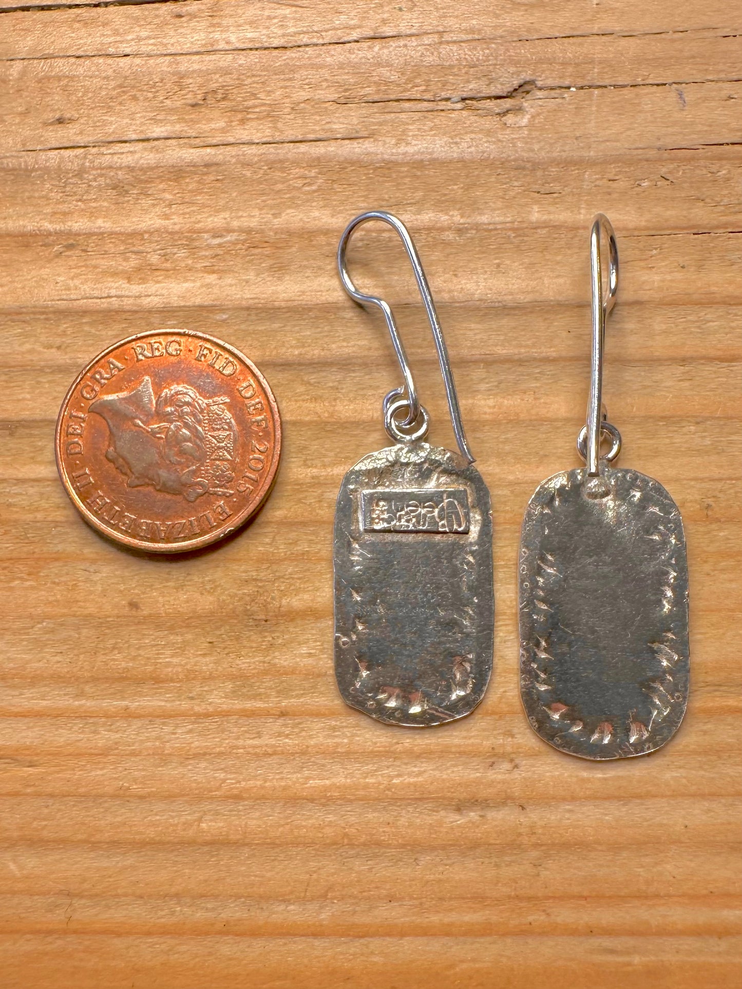 Moderne Zeitgenössische Bar-Ohrringe aus strukturiertem 925er Sterlingsilber