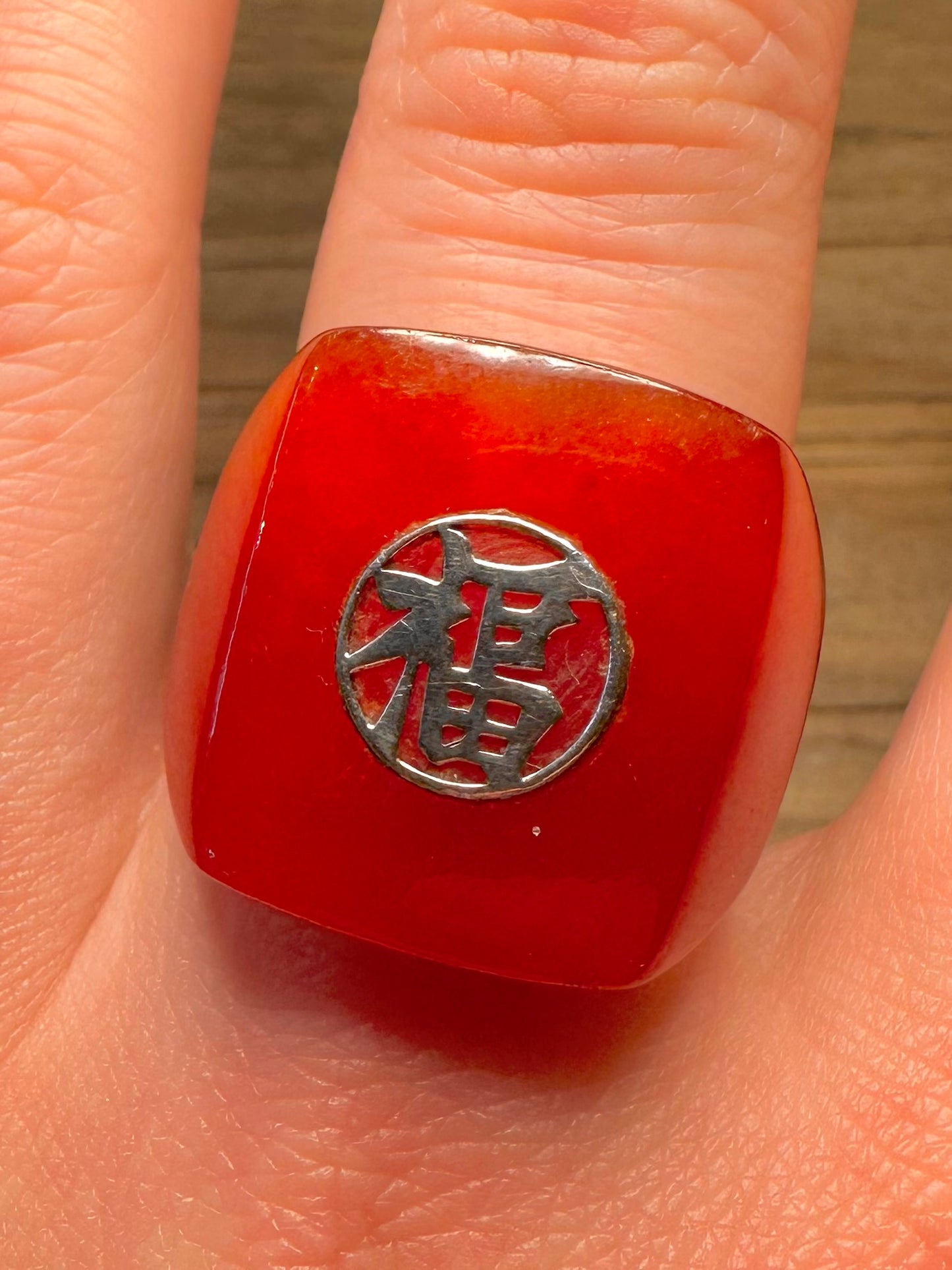 Moderner chinesischer rotfarbener Jadestein klobig 925er Sterlingsilber Ring Größe T1/2