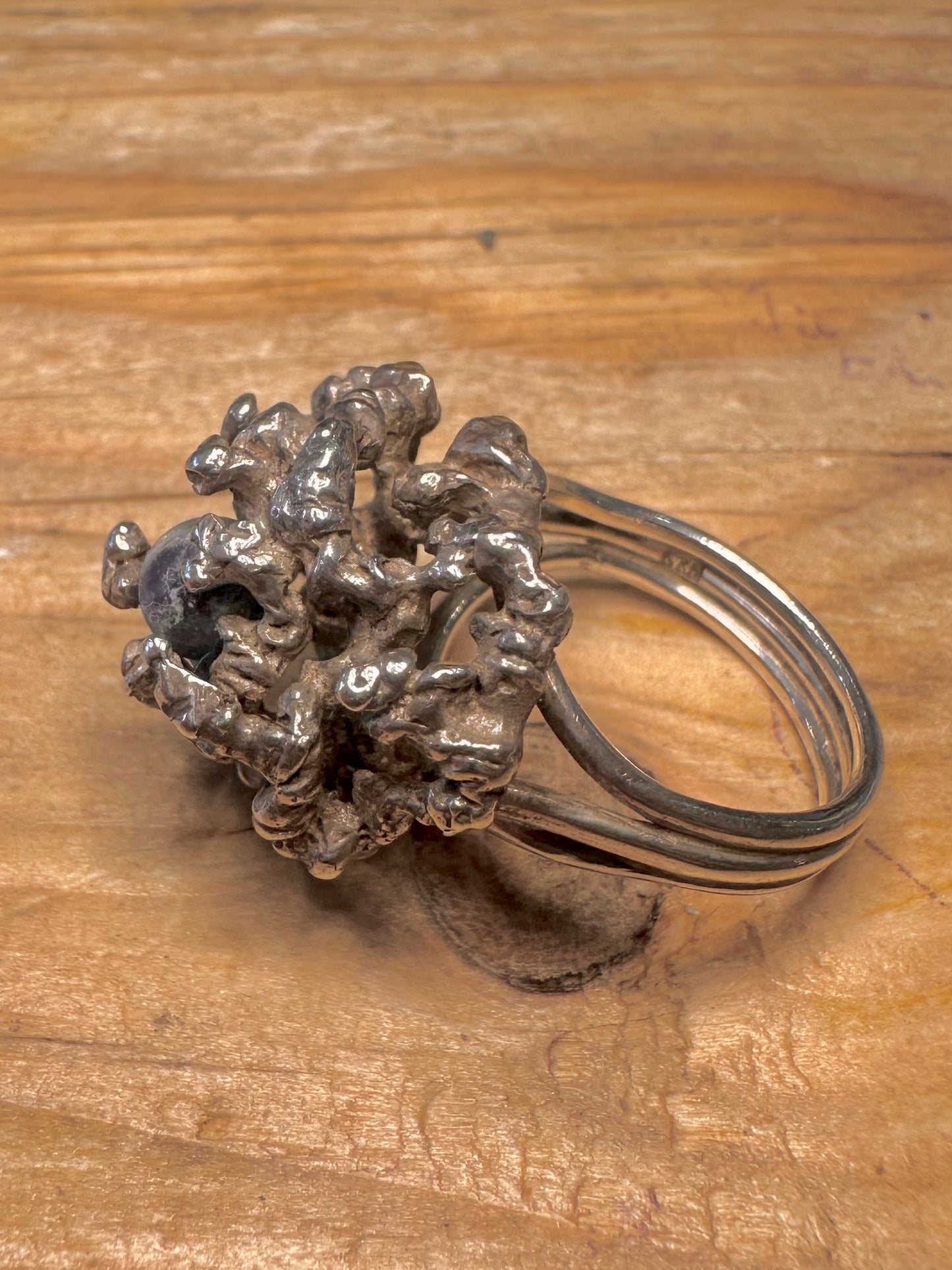 Brutalistisch texturierter Lapiskugel-Ring aus 925er Sterlingsilber Größe O