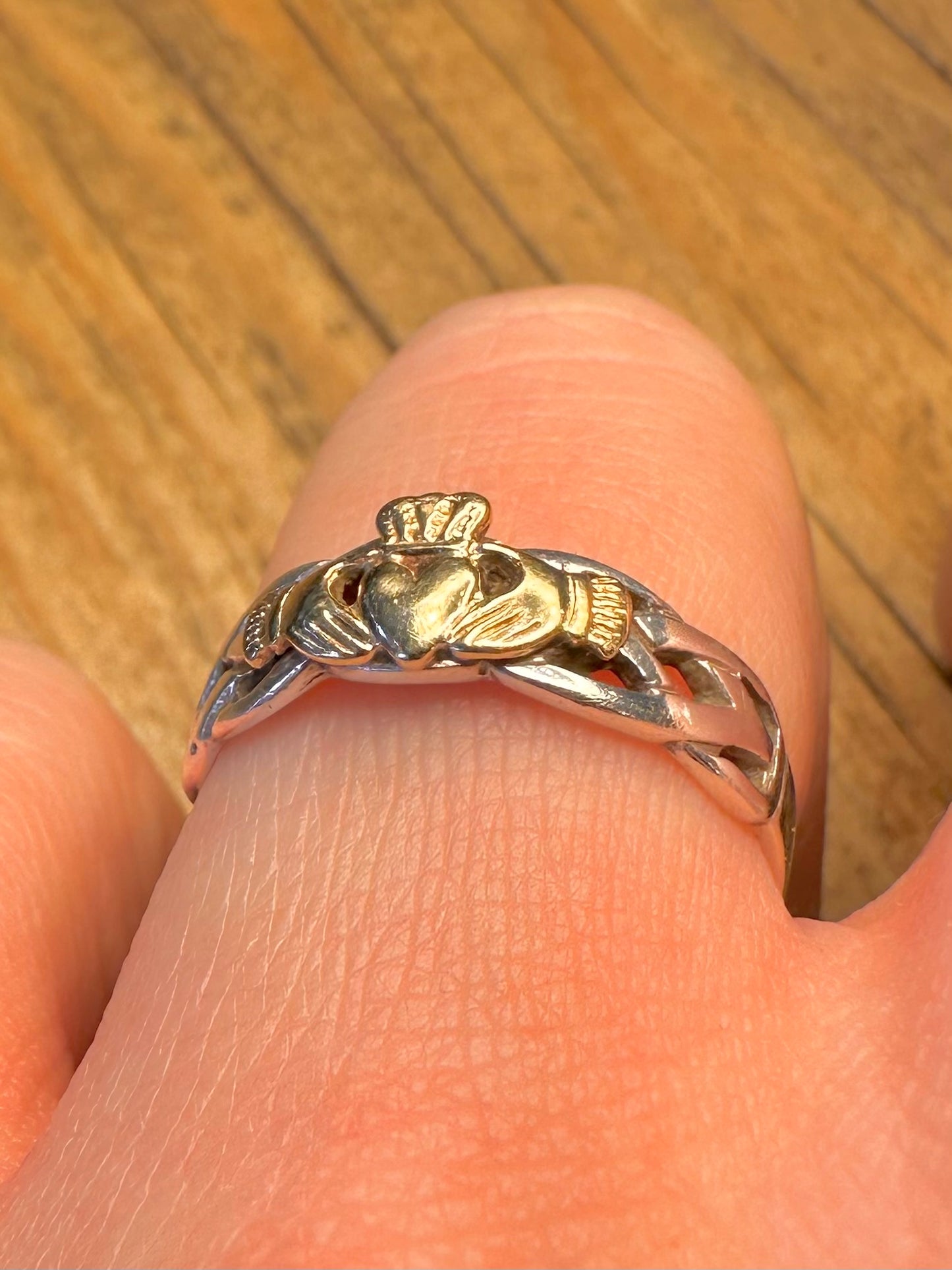 14 Karat Weiß- und Gelbgold Claddagh-Ring mit keltischem Band Größe Q1/2