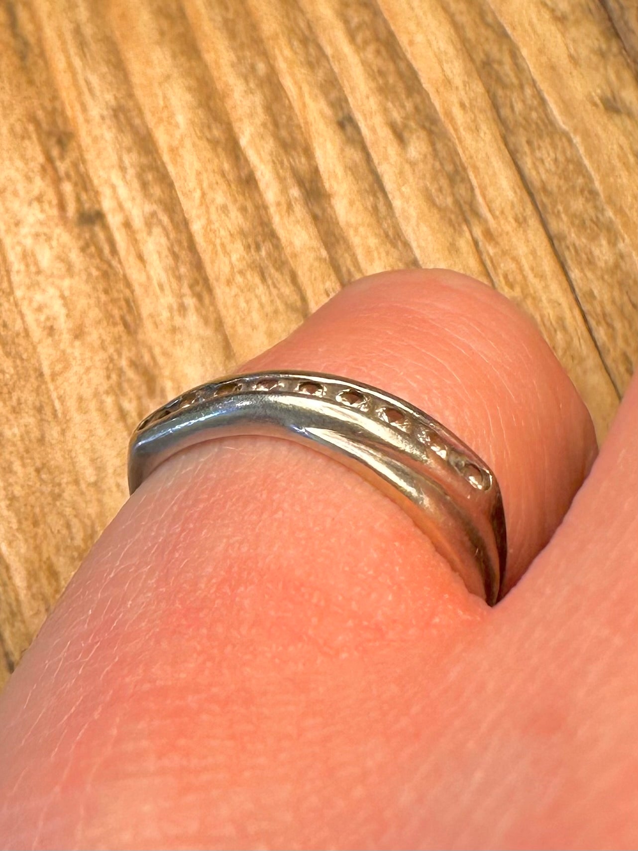 9 Karat Weißgold weiße Steine Kreuz Eternity Ring Größe M