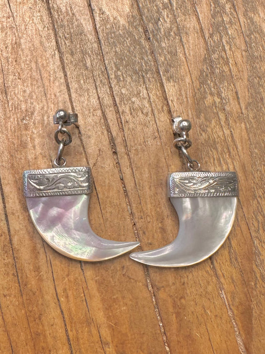 Perlmutt-Klauen-Ohrringe aus graviertem 925er Sterlingsilber