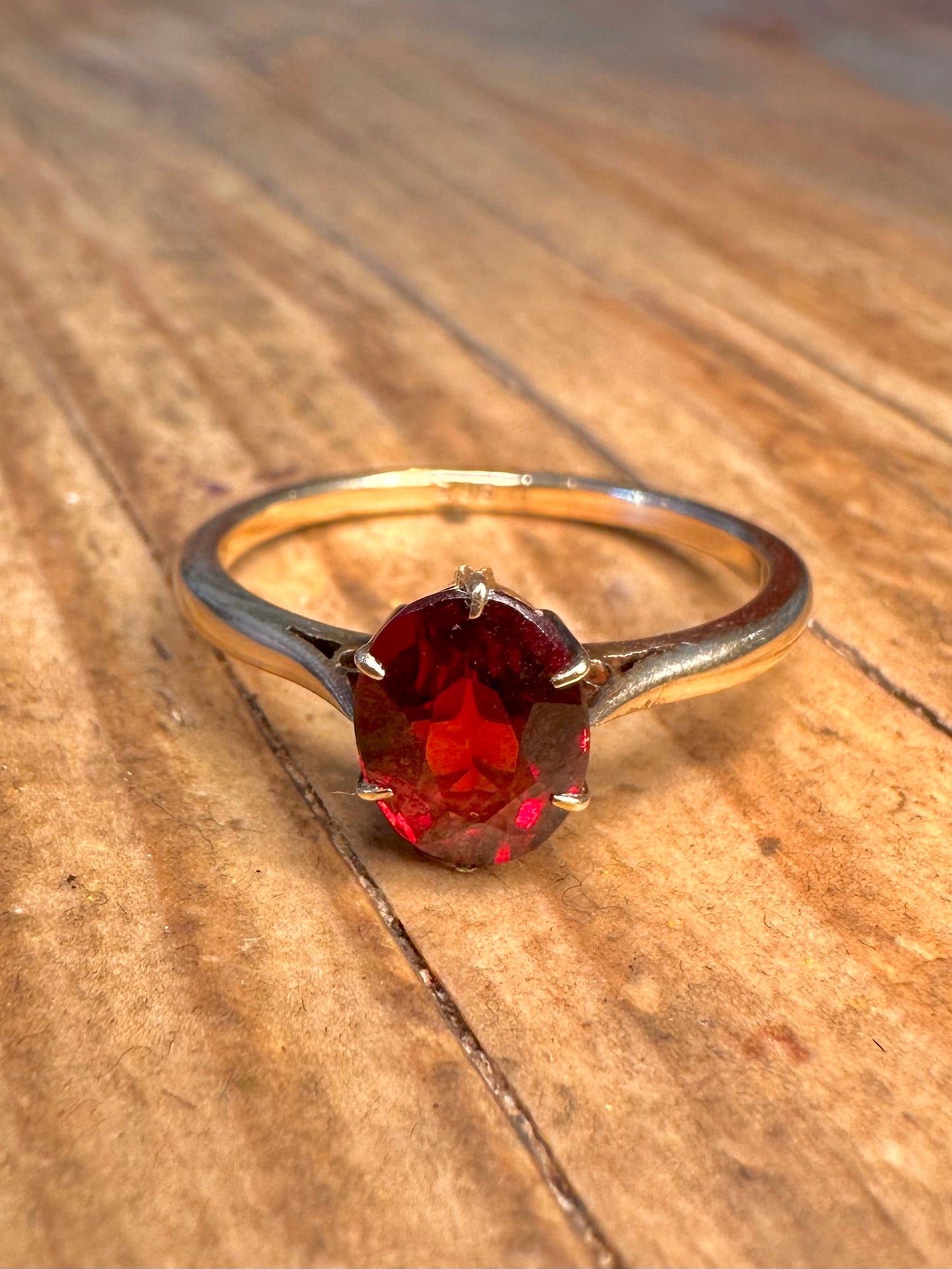 9 Karat Gold Granat Solitär Ring Größe Q