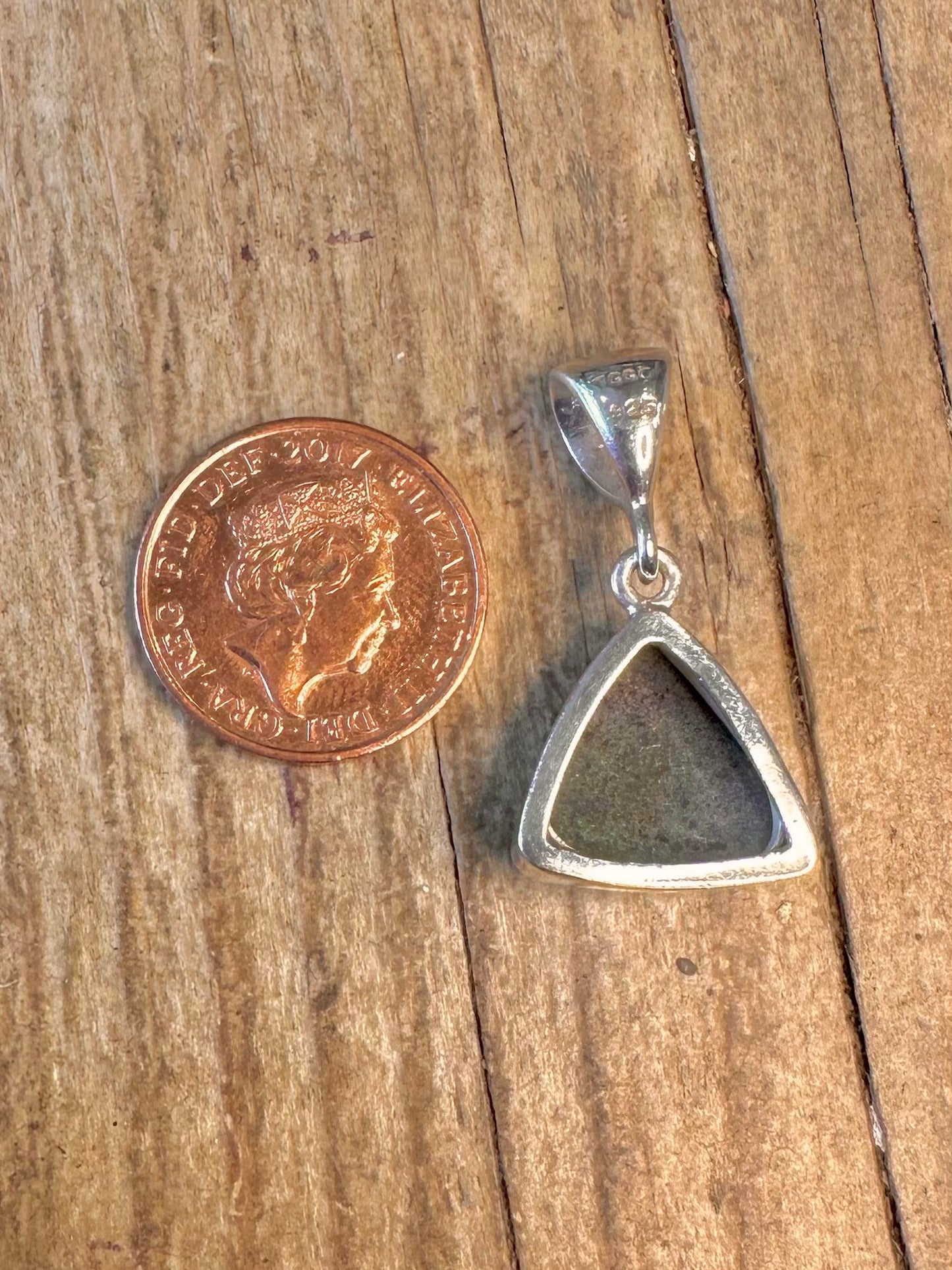 Dreieckiger Rubin-Zoisit-Anhänger aus 925er Sterlingsilber