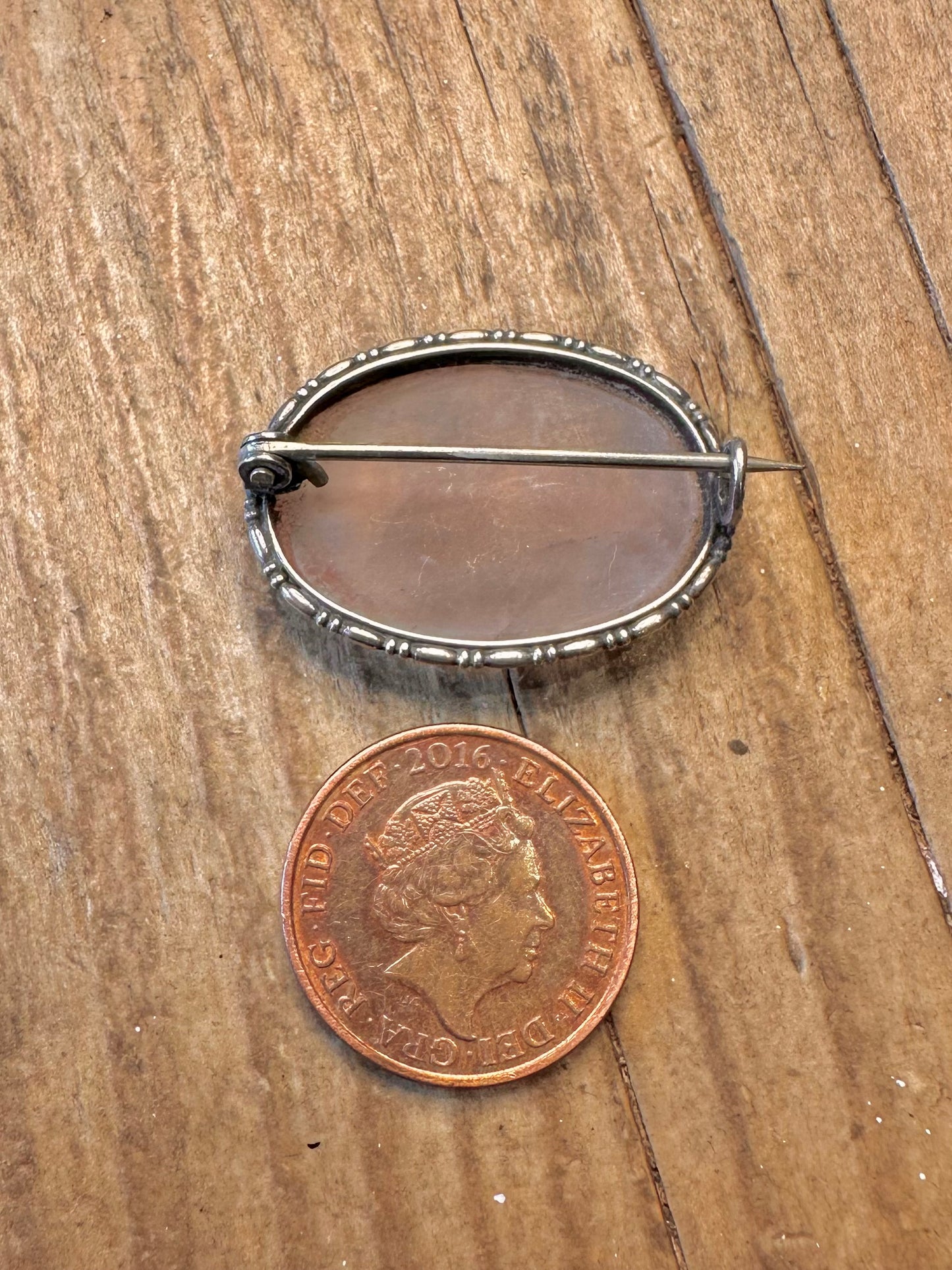 Verzierte Rosenquarz-Oval-Brosche aus 925er Sterlingsilber