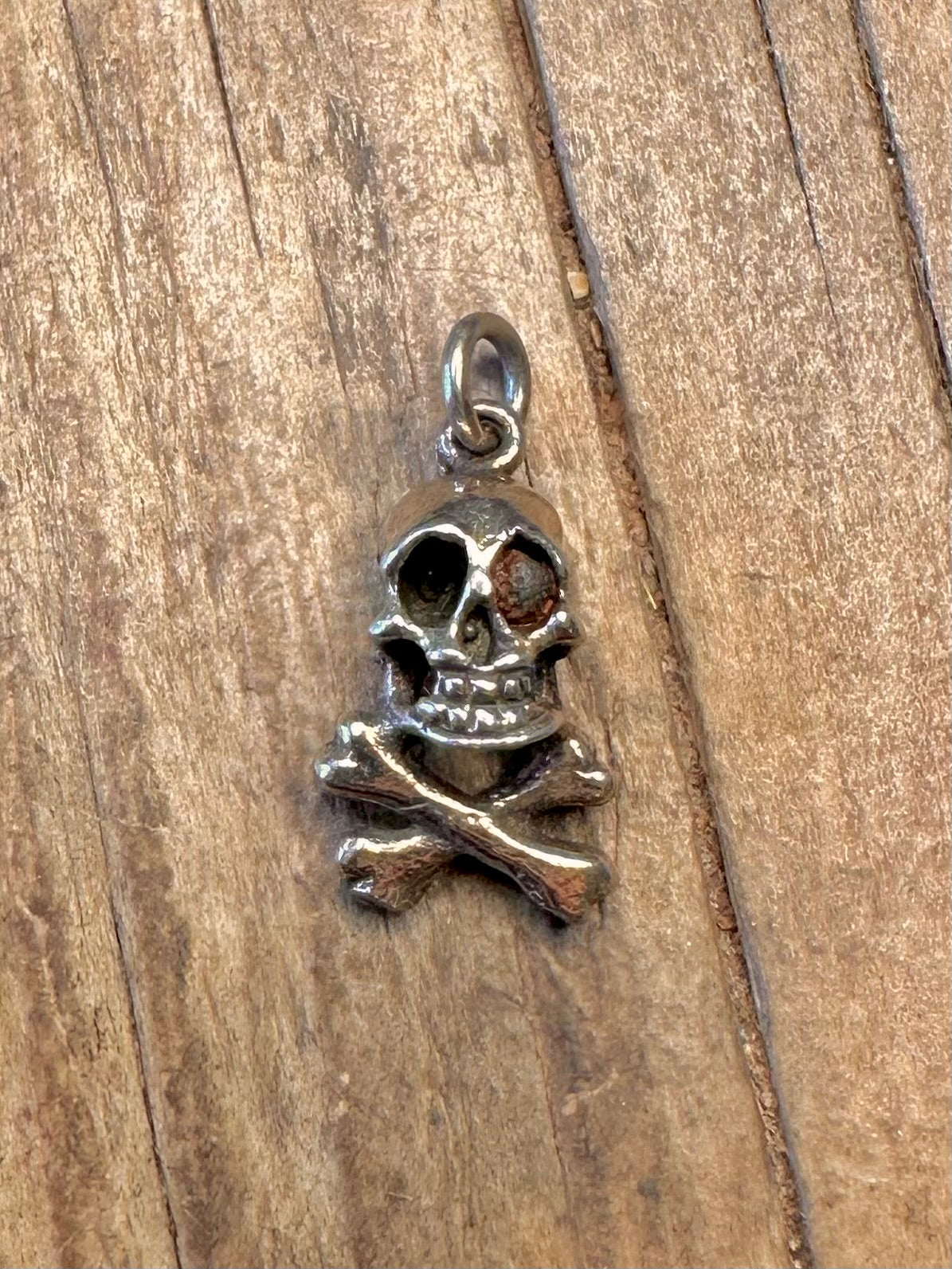 Totenkopf-Anhänger aus Metall
