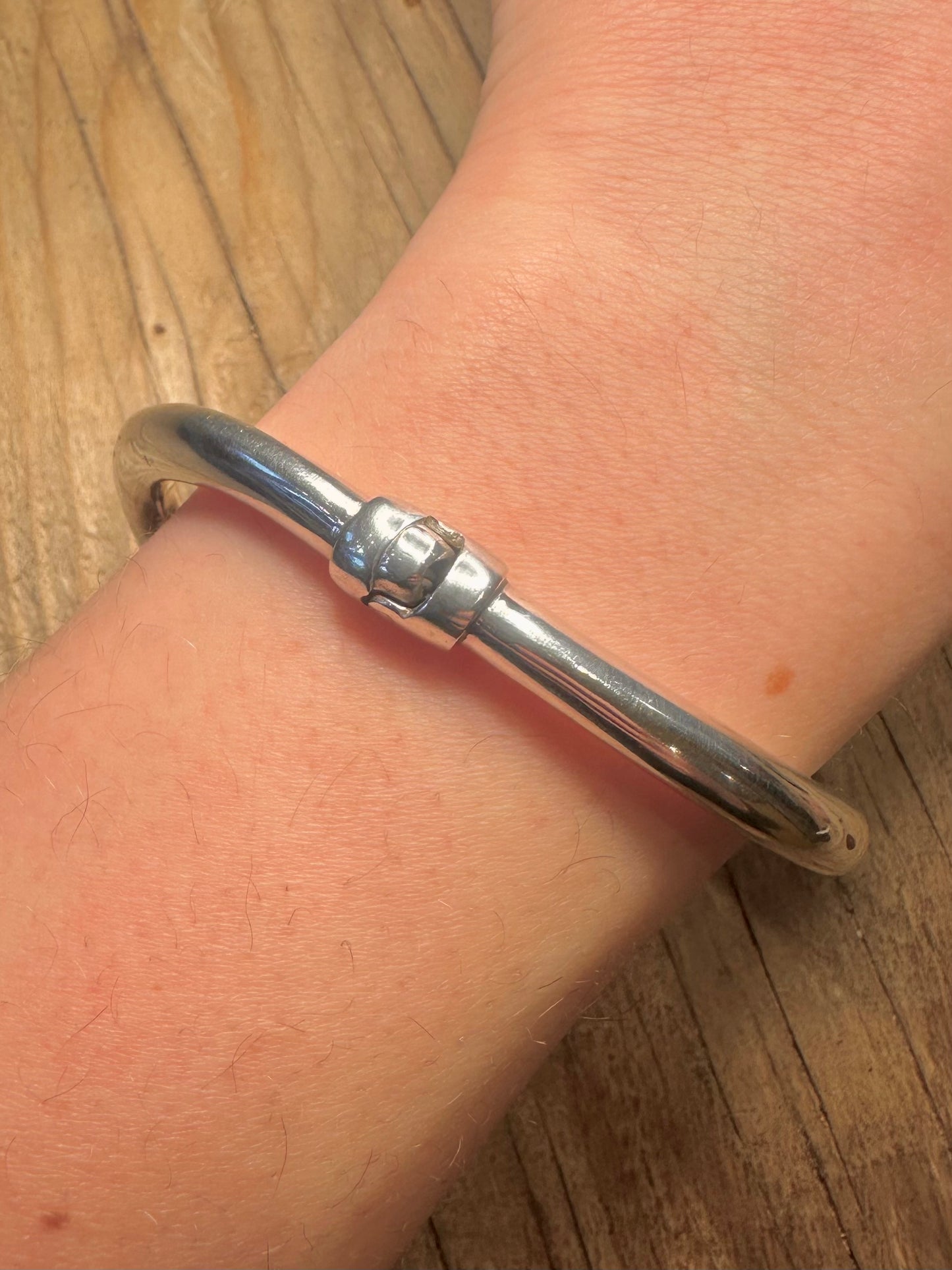 Moderner Hermes-Stil Überlappender Armreif aus 925er Sterlingsilber mit Scharnier