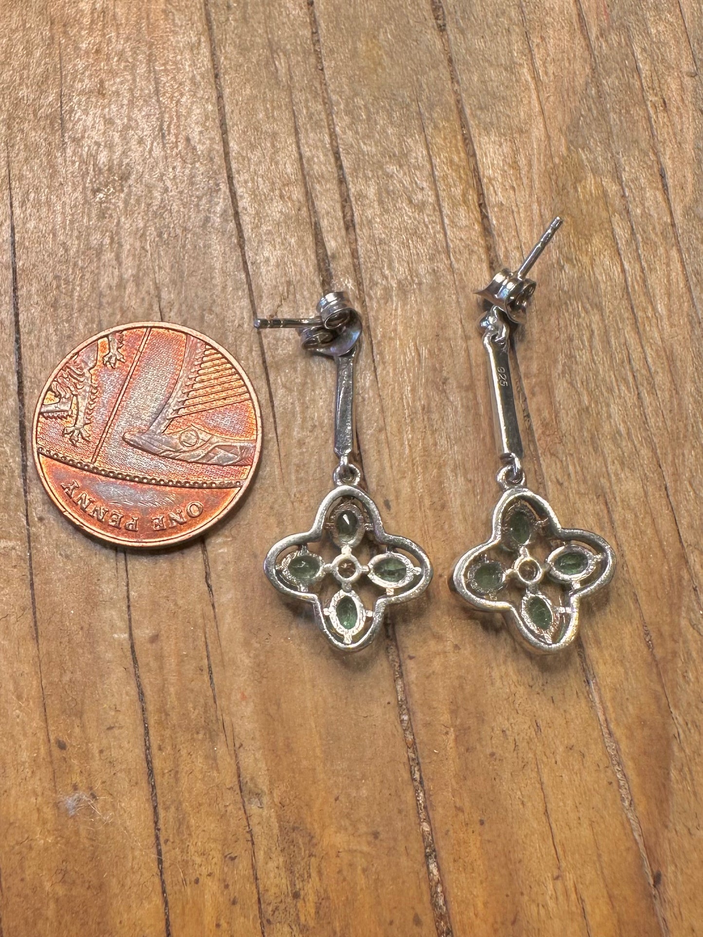 Moderne grün-weiße Blumenohrringe aus 925er Sterlingsilber