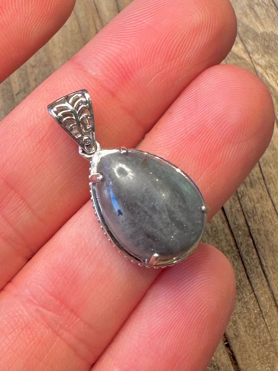 Labradorit-Tropfenanhänger aus 925er Sterlingsilber