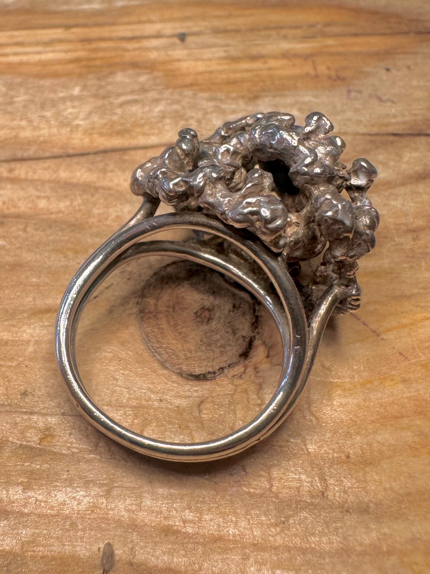Brutalistisch texturierter Lapiskugel-Ring aus 925er Sterlingsilber Größe O