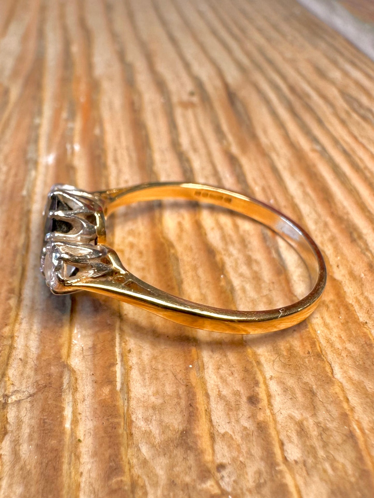 18 Karat Gold 1983 Saphir und Diamant Trilogie Ring Größe T