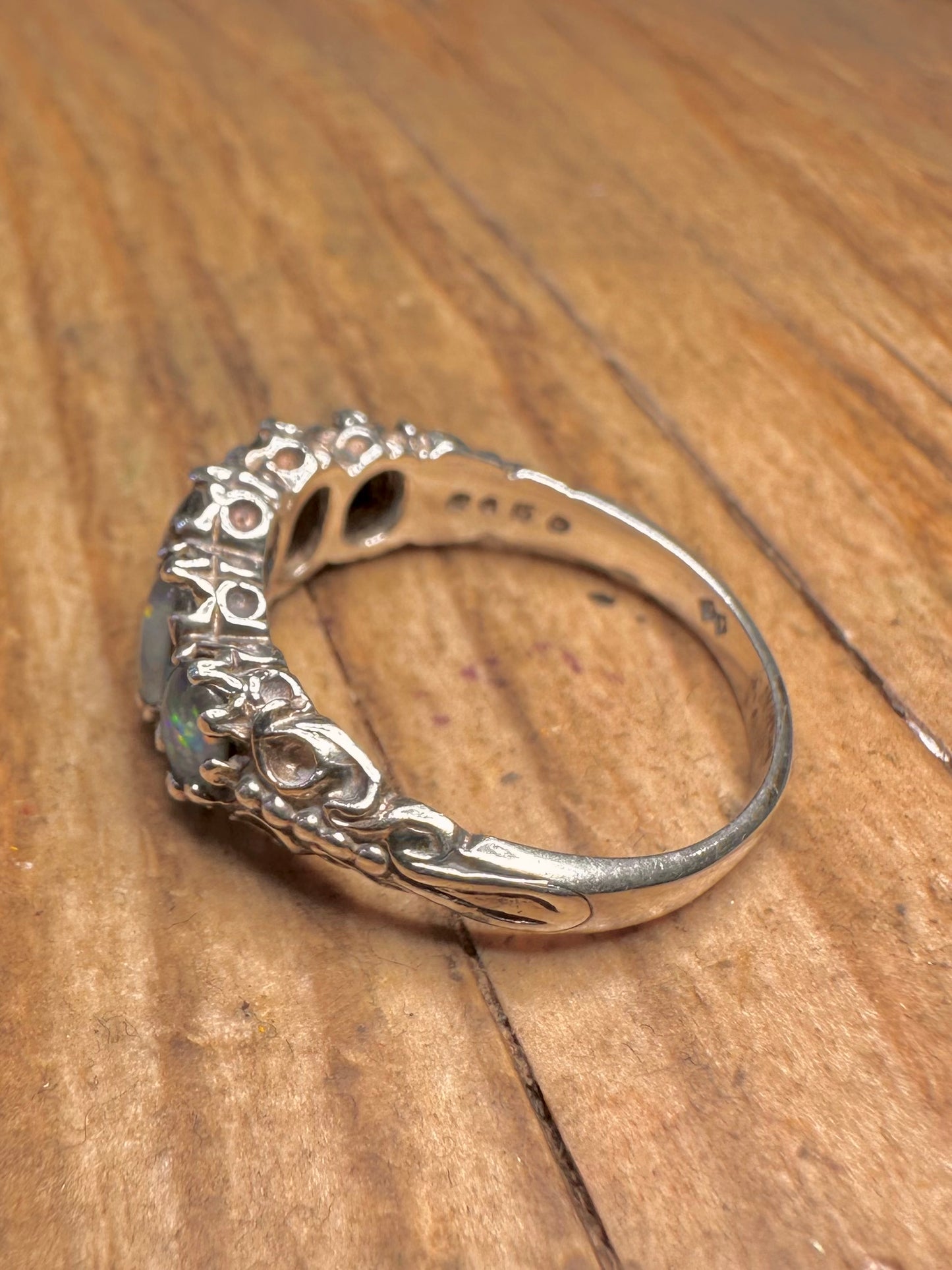 Ring im viktorianischen Stil mit fünf Opalen aus 925er Sterlingsilber, Größe T