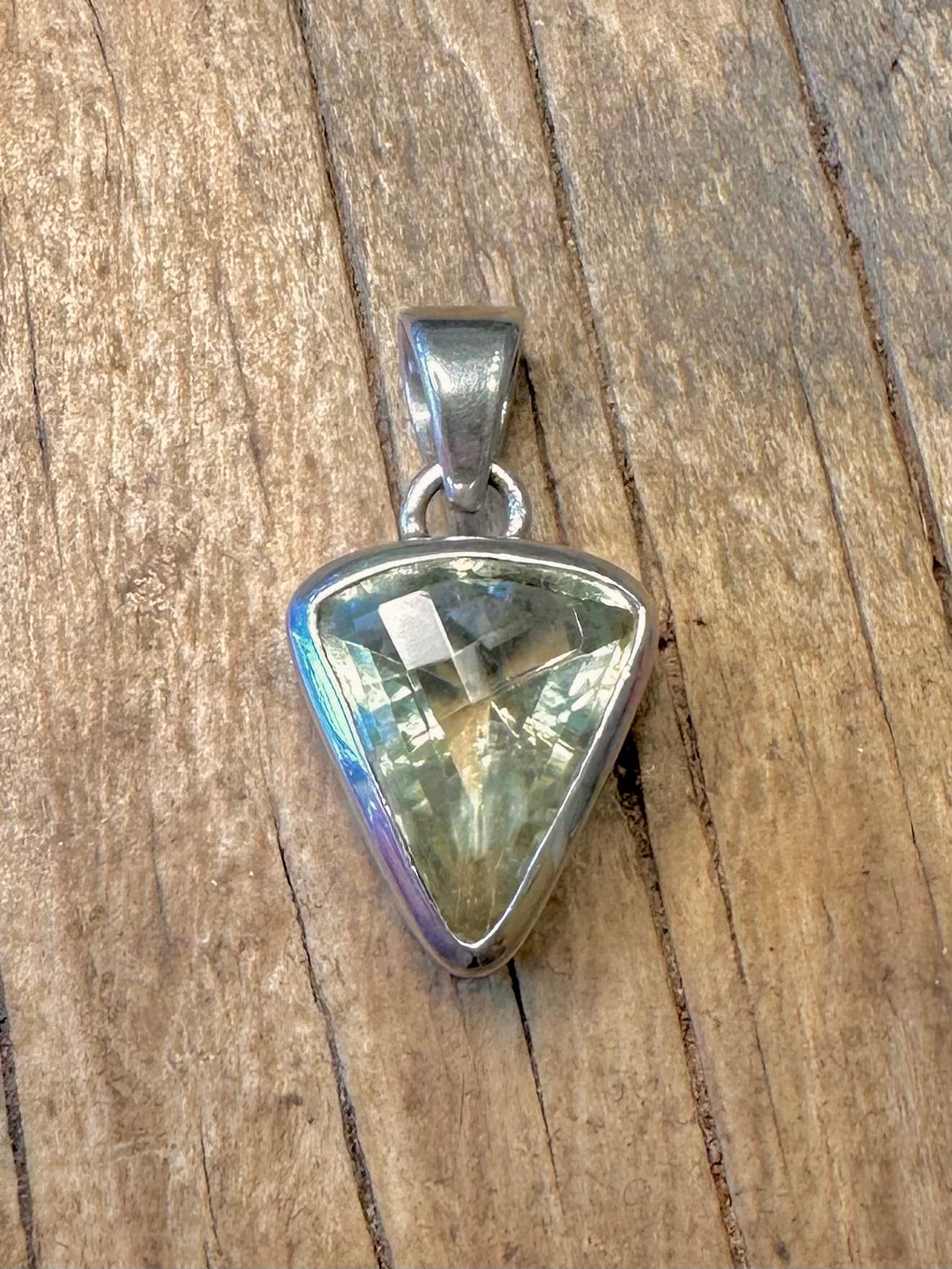Grüner Amethyst facettiert dreieckig 925 Sterlingsilber-Anhänger