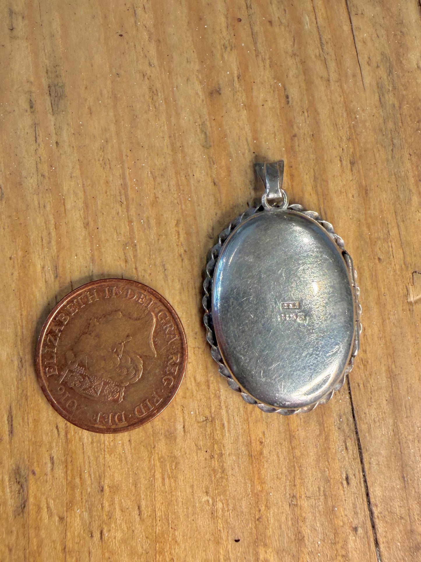 Oval 1982 Flower Blossom Motif Twisted Border Locket 925 Sterling Silver Pendant