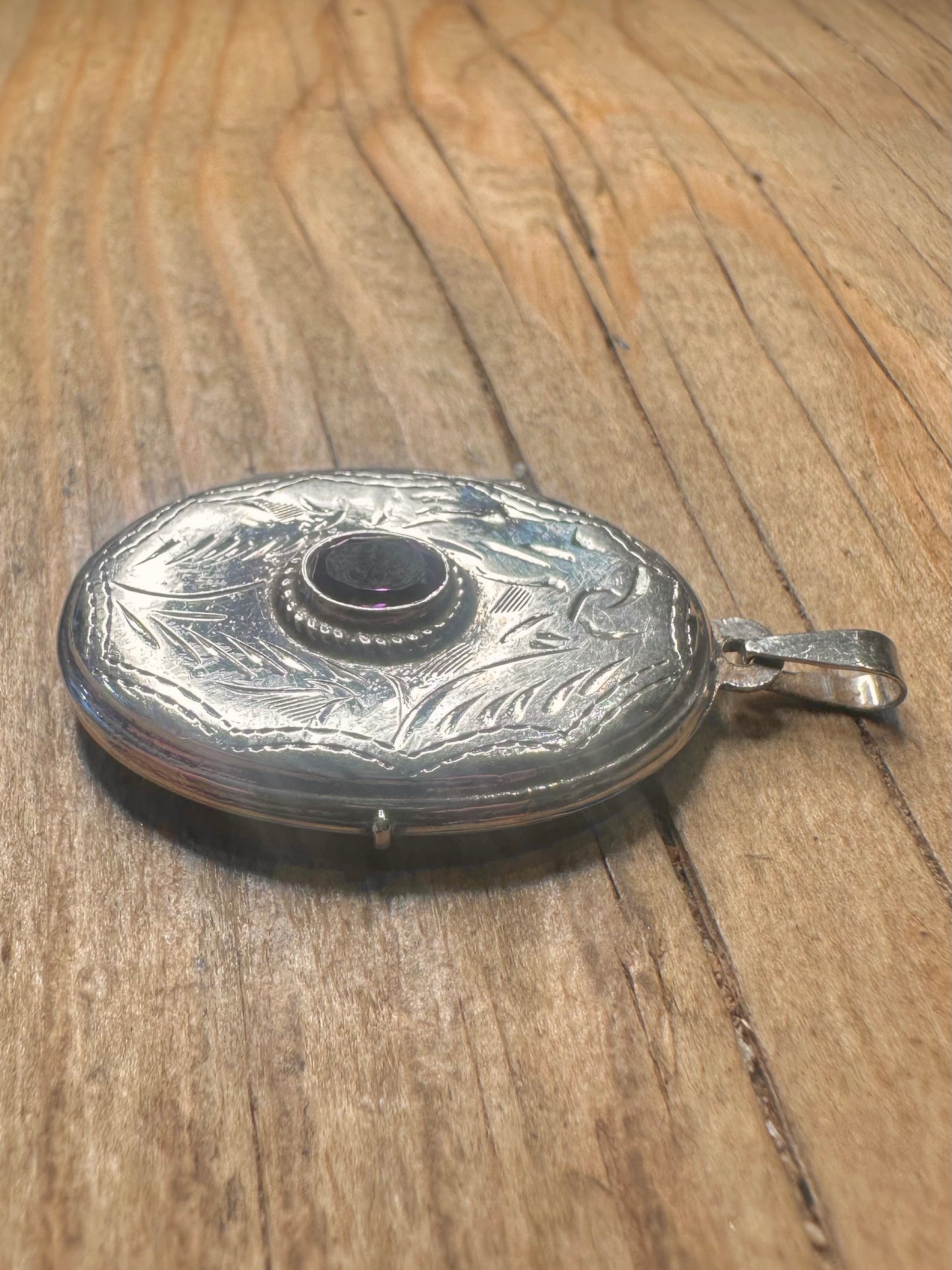 Vintage-Halskettenanhänger mit ovalem Amethyst-Medaillon, graviert, 925er Sterlingsilber