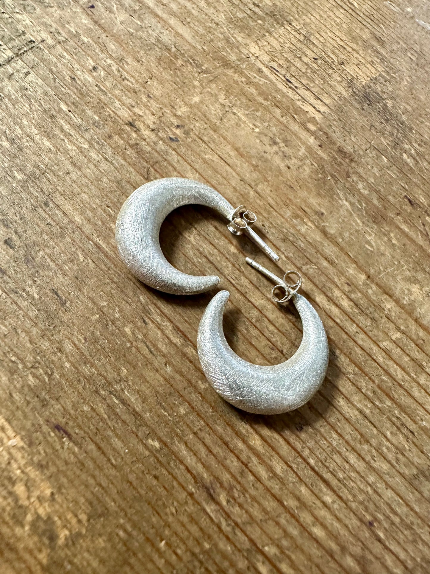 Modernist Textured Crescent Moon 925 Silver Earrings