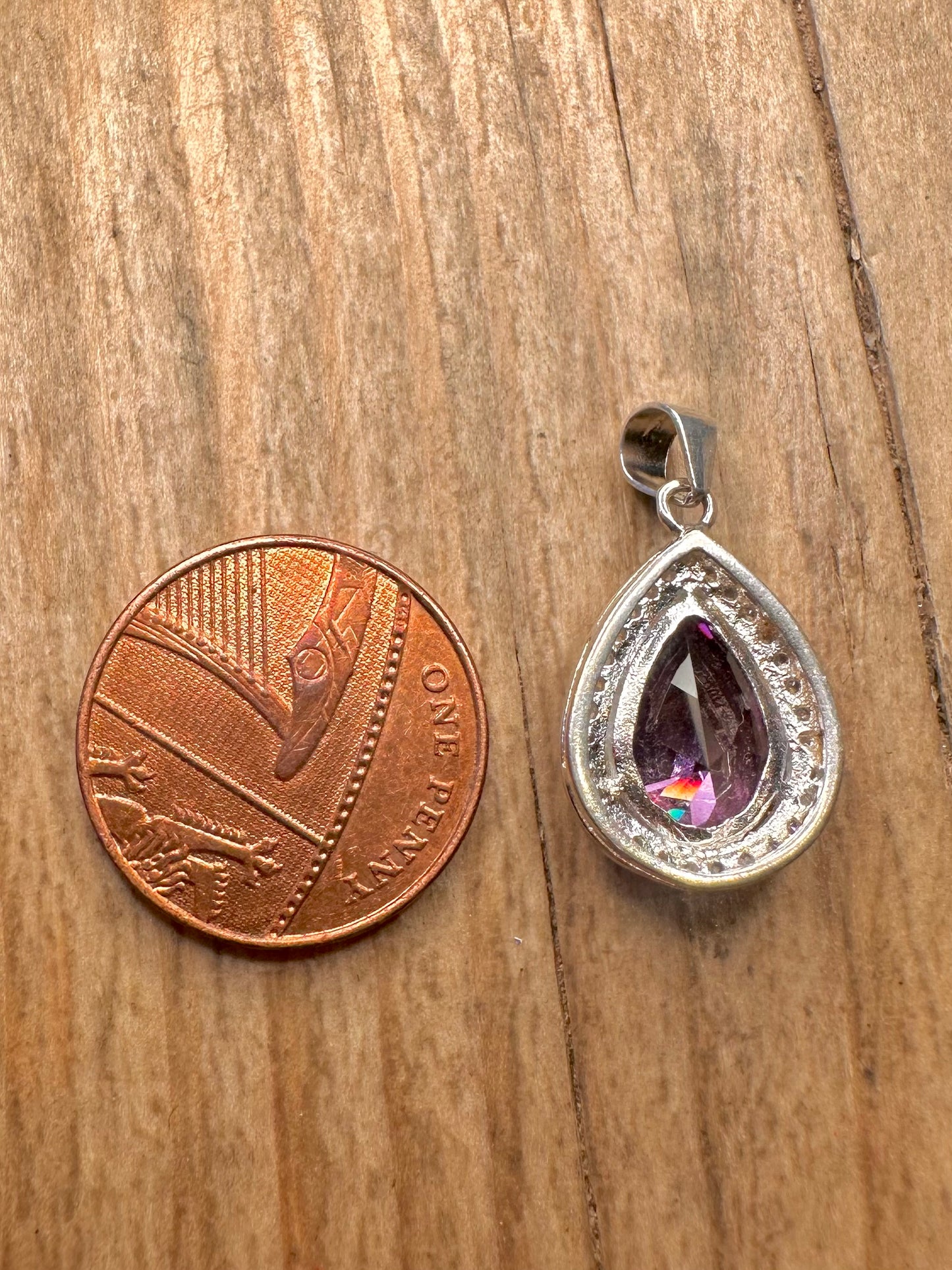 Moderner lila-weißer CZ-Anhänger aus 925er Sterlingsilber in Tropfenform
