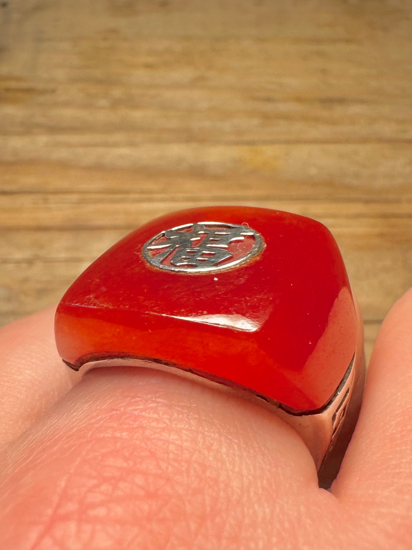 Moderner chinesischer rotfarbener Jadestein klobig 925er Sterlingsilber Ring Größe T1/2