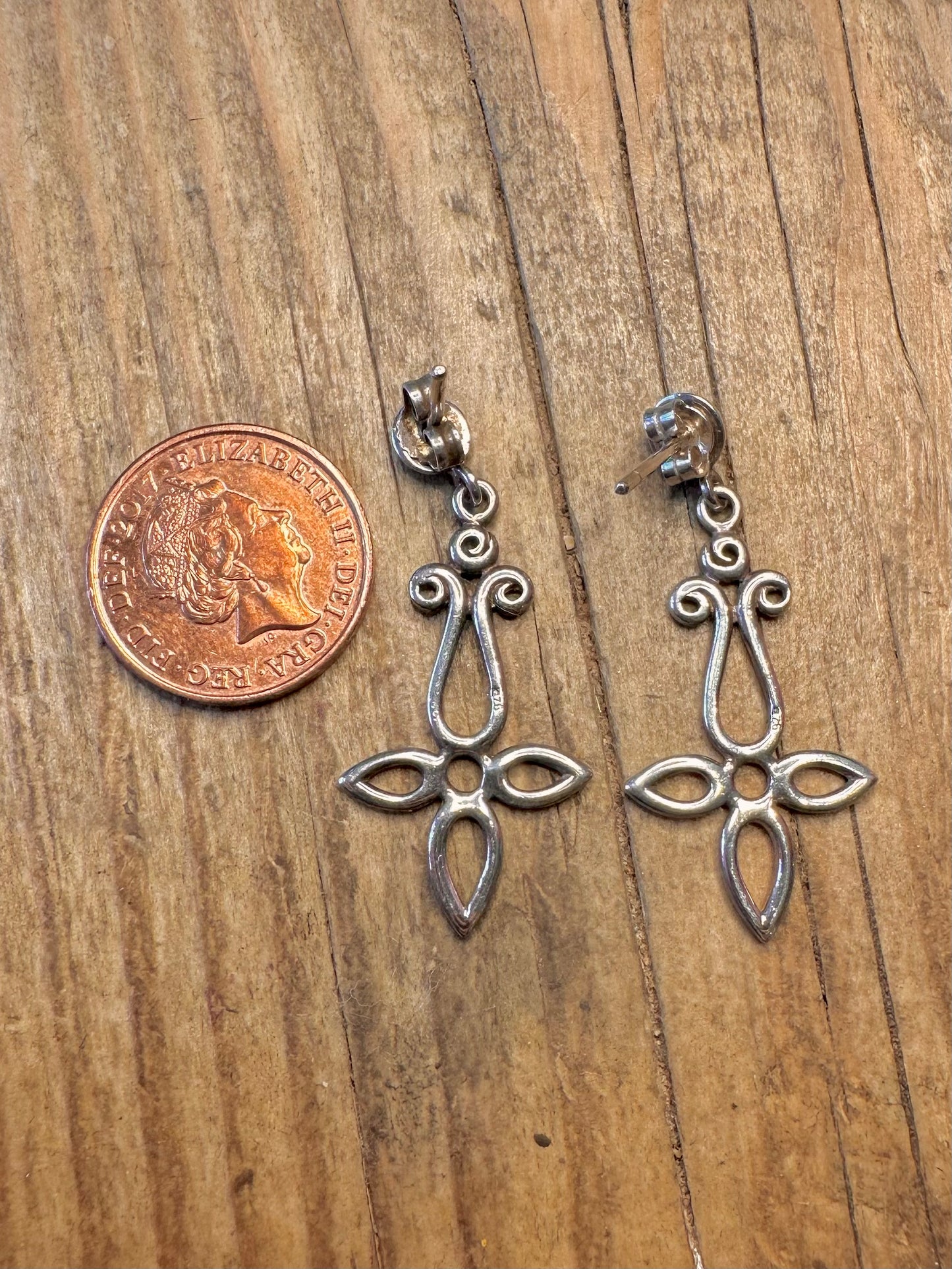 Ohrringe Swirl Cross aus 925er Sterlingsilber
