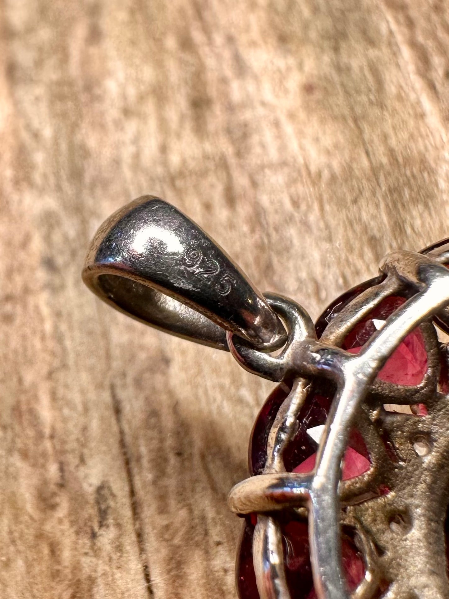Moderner Anhänger mit Amethyst und weißen Zirkonia, 925er Sterlingsilber