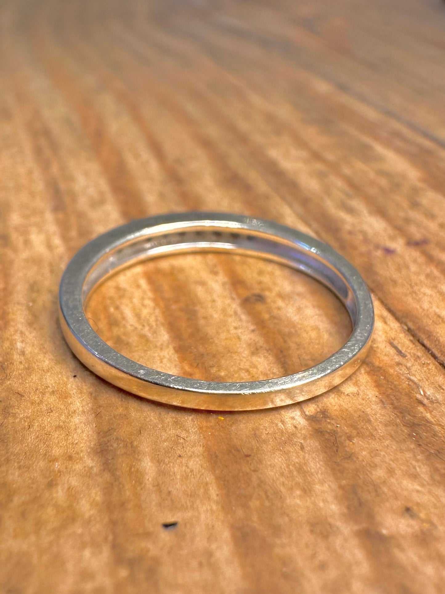 9 Karat Weißgold 0,10 Karat Diamant Halb-Eternity-Ring Größe L