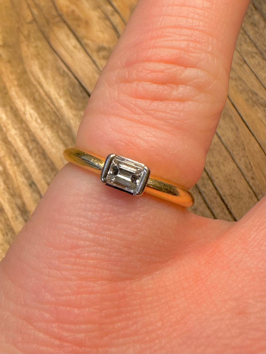 Stunning 18ct Gold 2001 Emerald Cut Diamond Size K Ring
