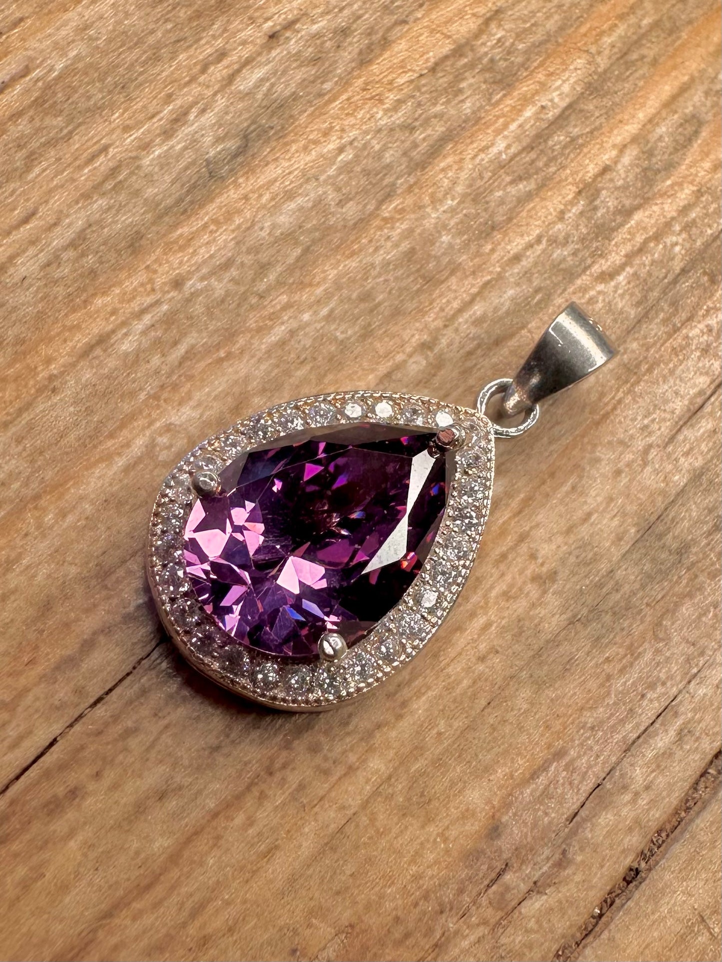 Moderner lila-weißer CZ-Anhänger aus 925er Sterlingsilber in Tropfenform