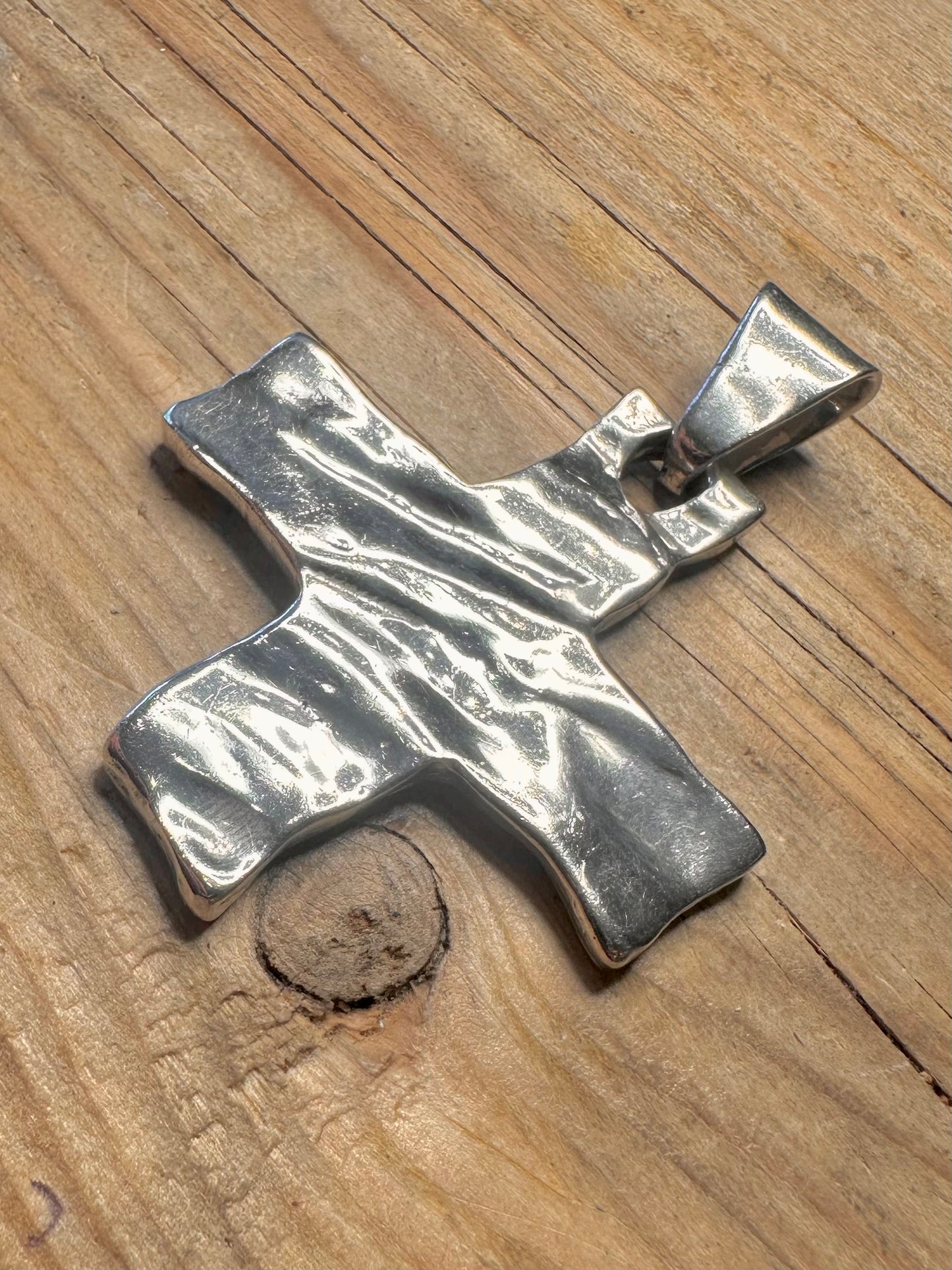 Abstrakter, texturierter, gehämmerter großer Kreuz-Anhänger aus 925er Sterlingsilber