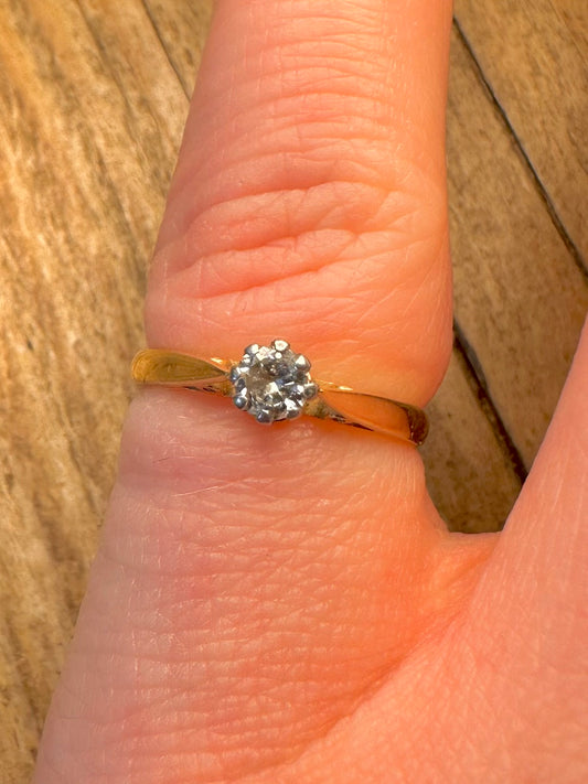 Stunning 18ct Gold 1983 Diamond Solitaire Size J Ring