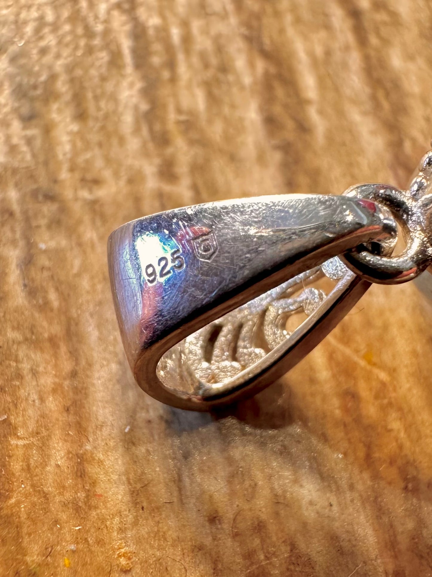 Labradorit-Tropfenanhänger aus 925er Sterlingsilber
