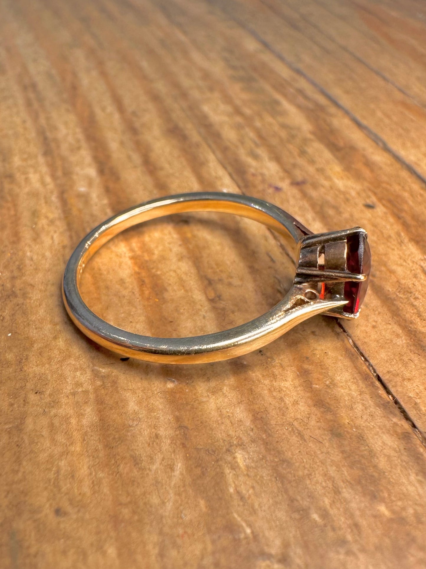 9 Karat Gold Granat Solitär Ring Größe Q