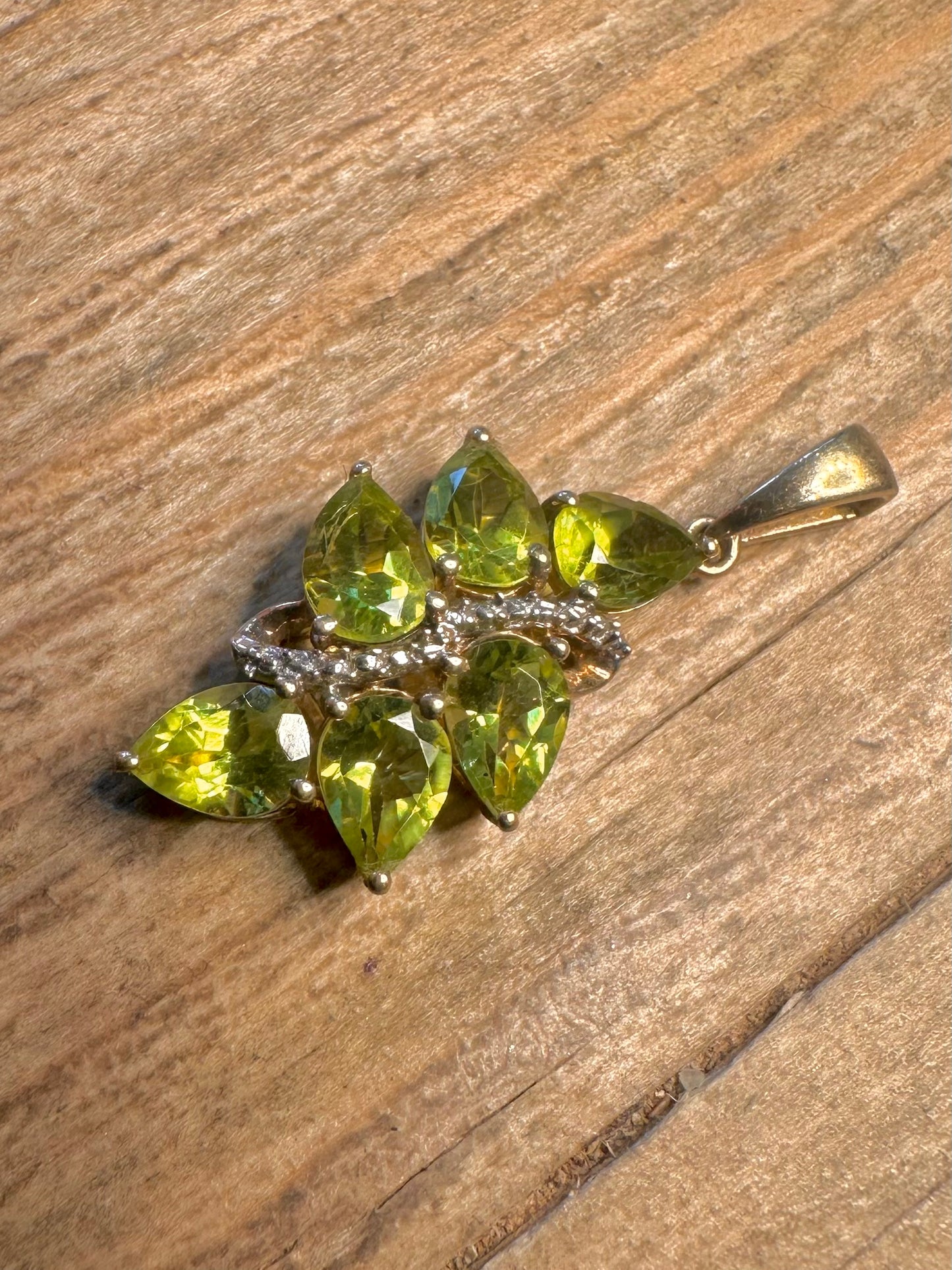 Moderner Peridot- und weißer Zirkonia-Anhänger aus Gold auf 925er Sterlingsilber