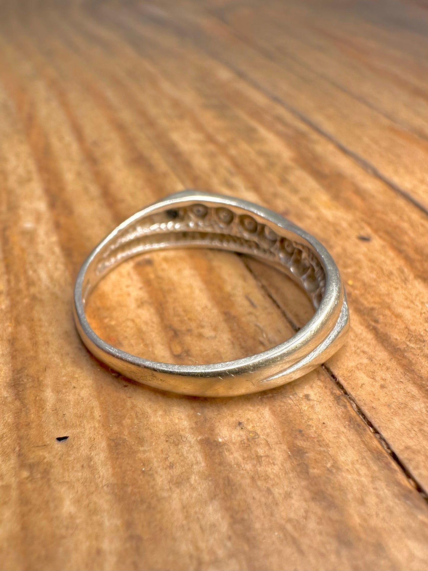 9 Karat Weißgold weiße Steine Kreuz Eternity Ring Größe M