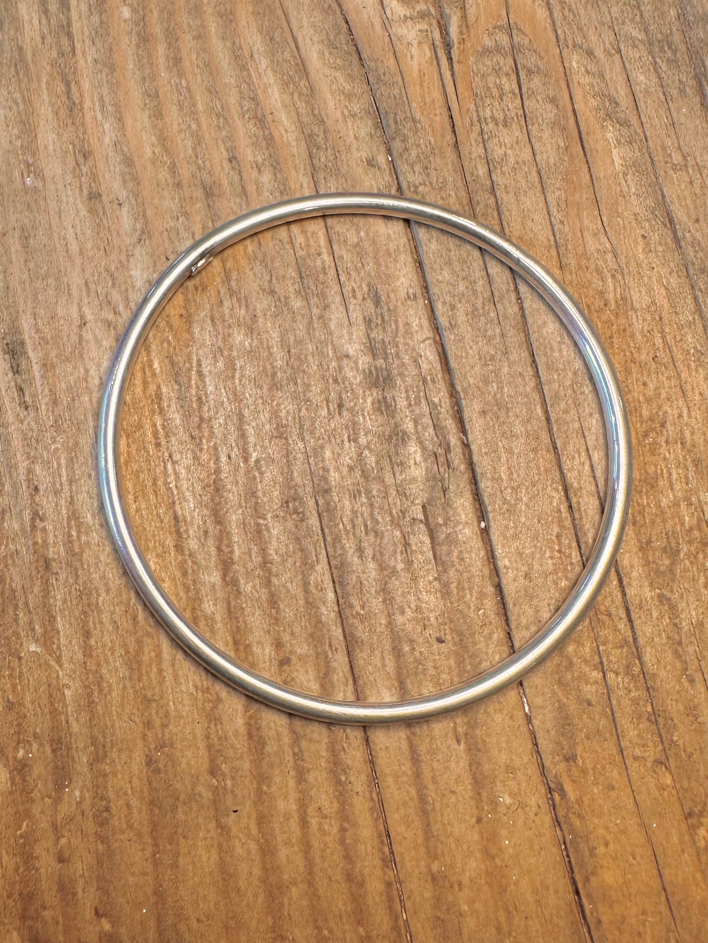 Schlichter, abgerundeter Stapelarmreif aus 925er Sterlingsilber