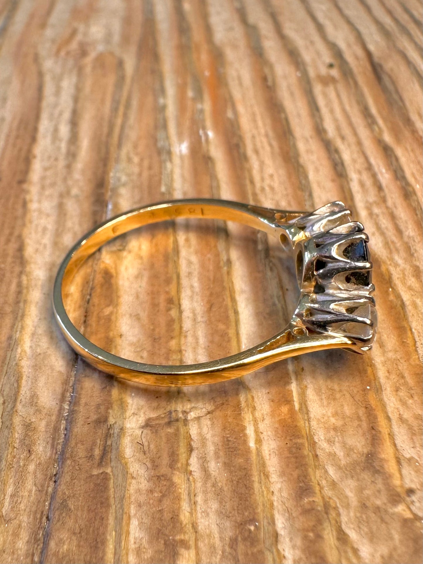 18 Karat Gold 1983 Saphir und Diamant Trilogie Ring Größe T