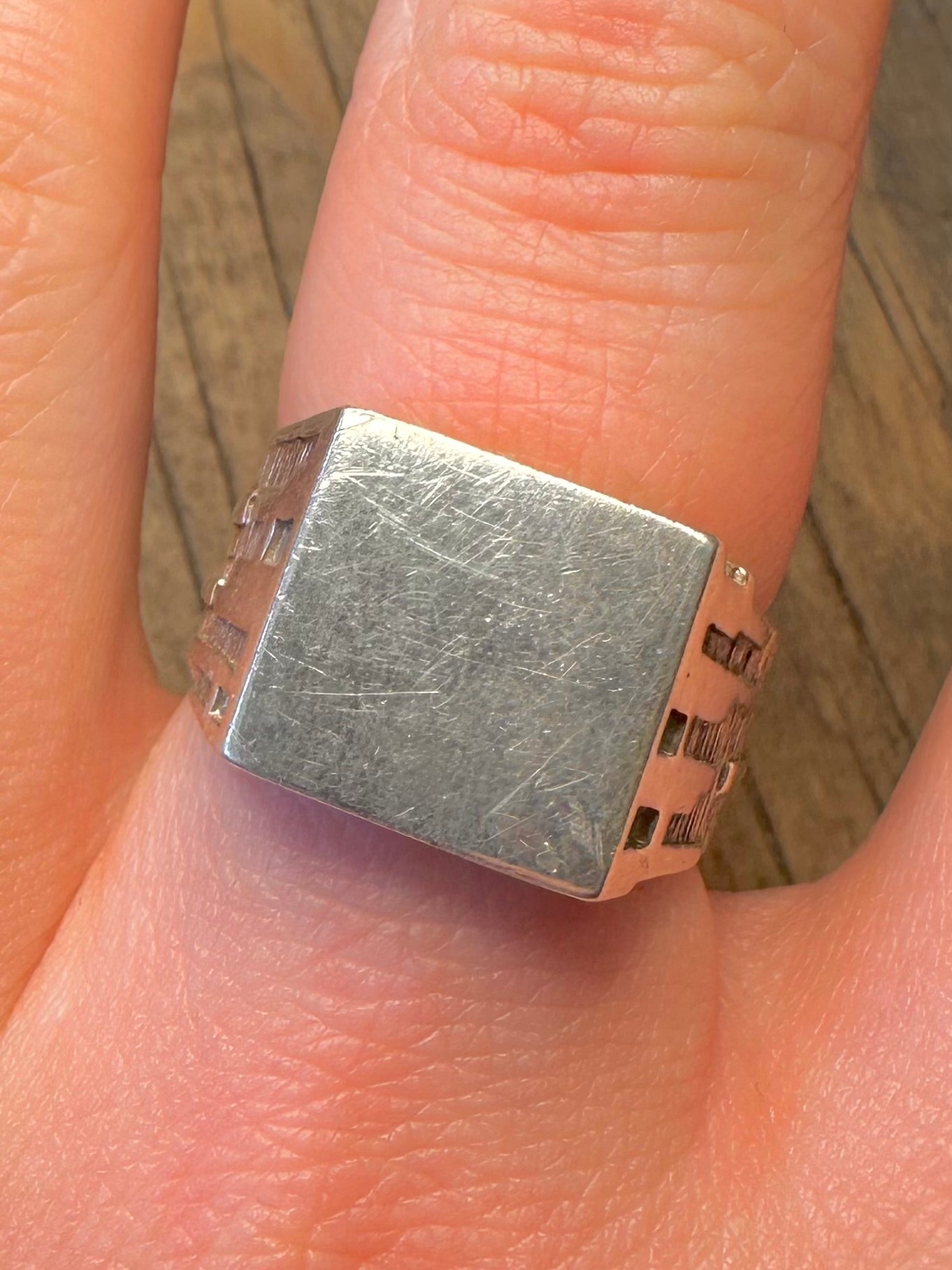 Quadratischer Ring, 1982, mit Siegel, strukturiertem Rindeneffekt, 925er Sterlingsilber, punziert, Größe T