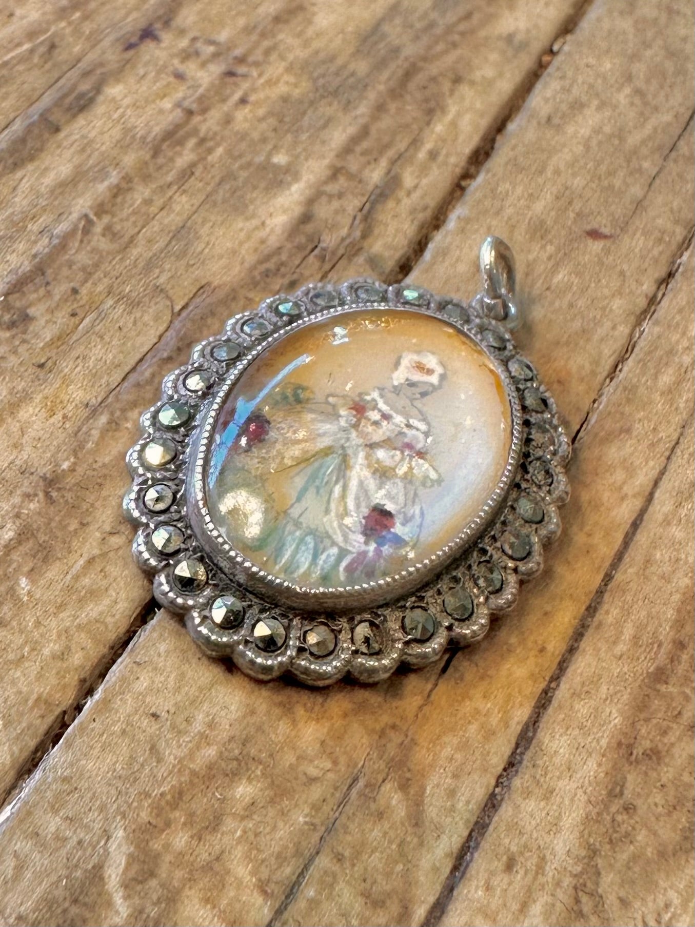 Art Deco Thomas Mott Handbemalte Regency-Lady mit Markasit, hergestellt in England, 925er Sterlingsilber-Anhänger