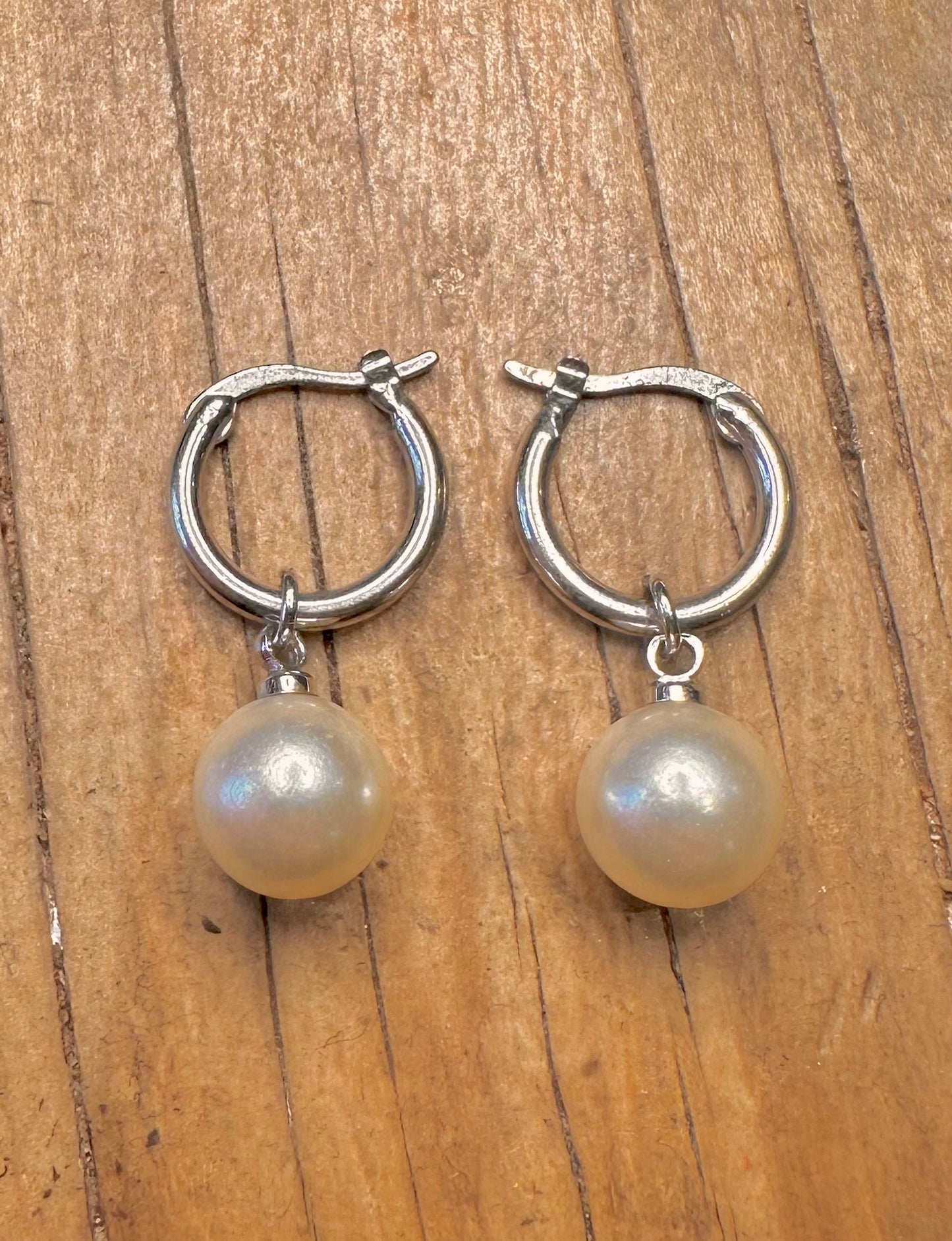 Moderne Perlen-Dangle-Creolen aus 925er Sterlingsilber