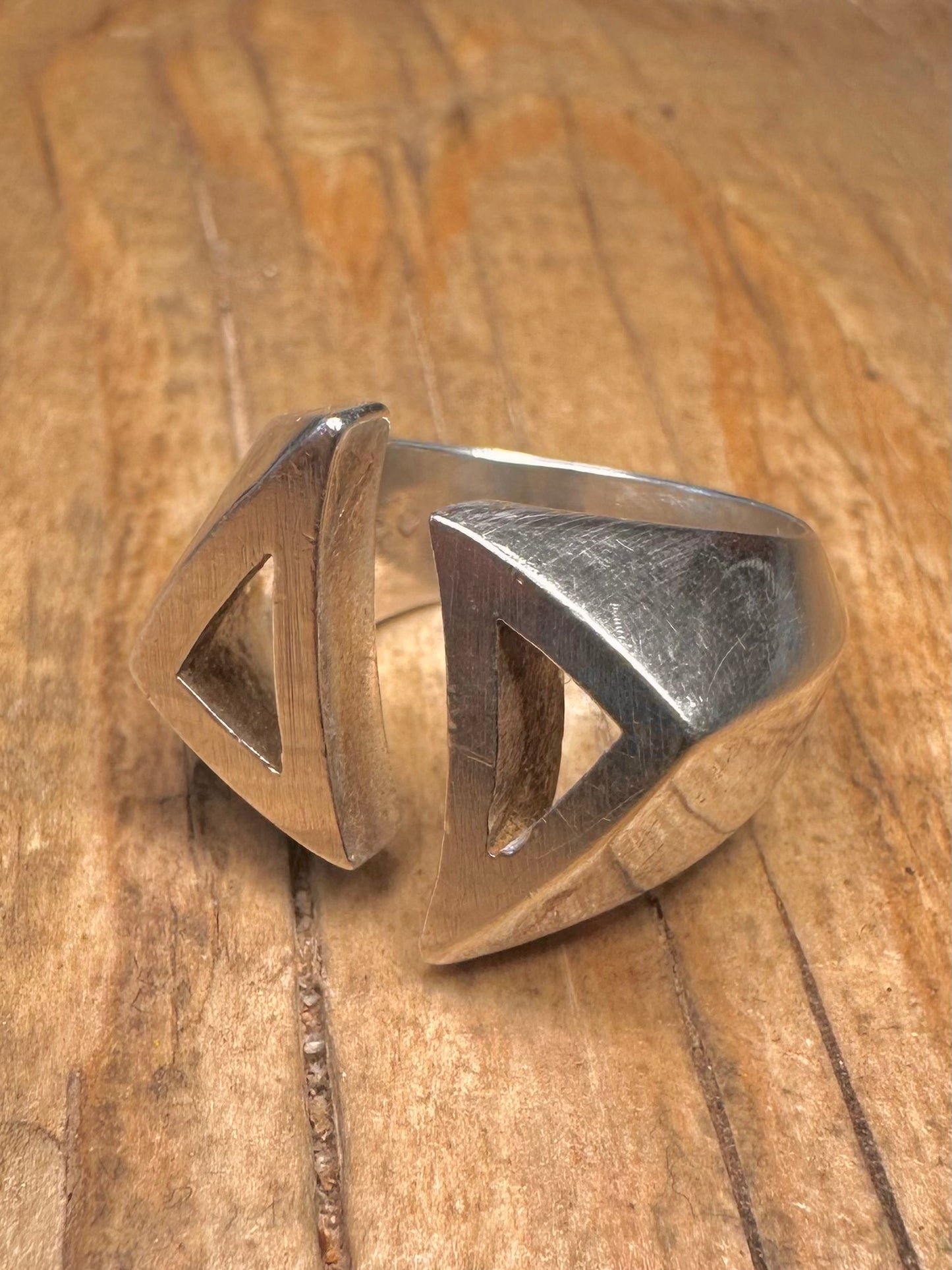 Abstrakter, zeitgenössischer offener Ring aus 835er Silber, Größe M