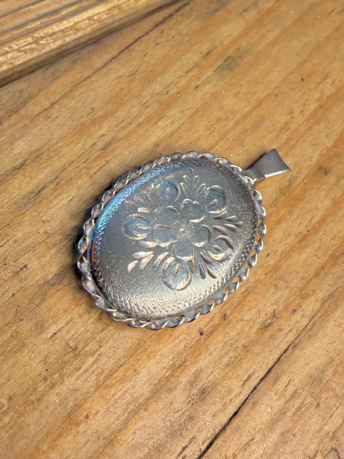 Oval 1982 Flower Blossom Motif Twisted Border Locket 925 Sterling Silver Pendant