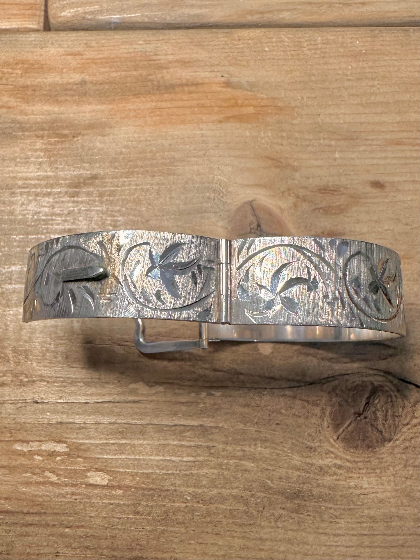 Vintage 1978 Buckle Clasp Floral Leaf Engraved Bark Effect 925 Silver Bangle