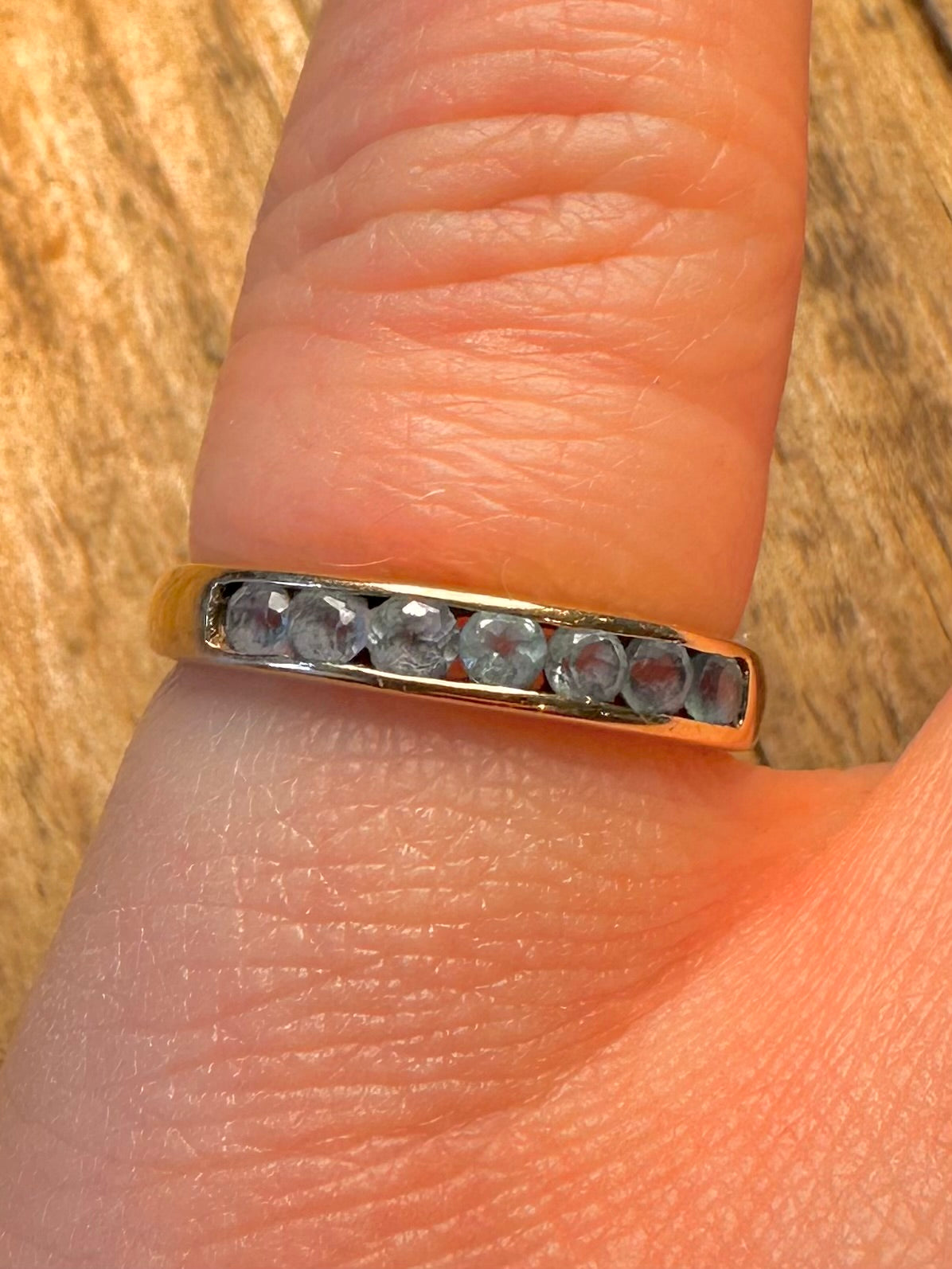 9 Karat Gold blauer Stein Halb-Eternity-Ring Größe M
