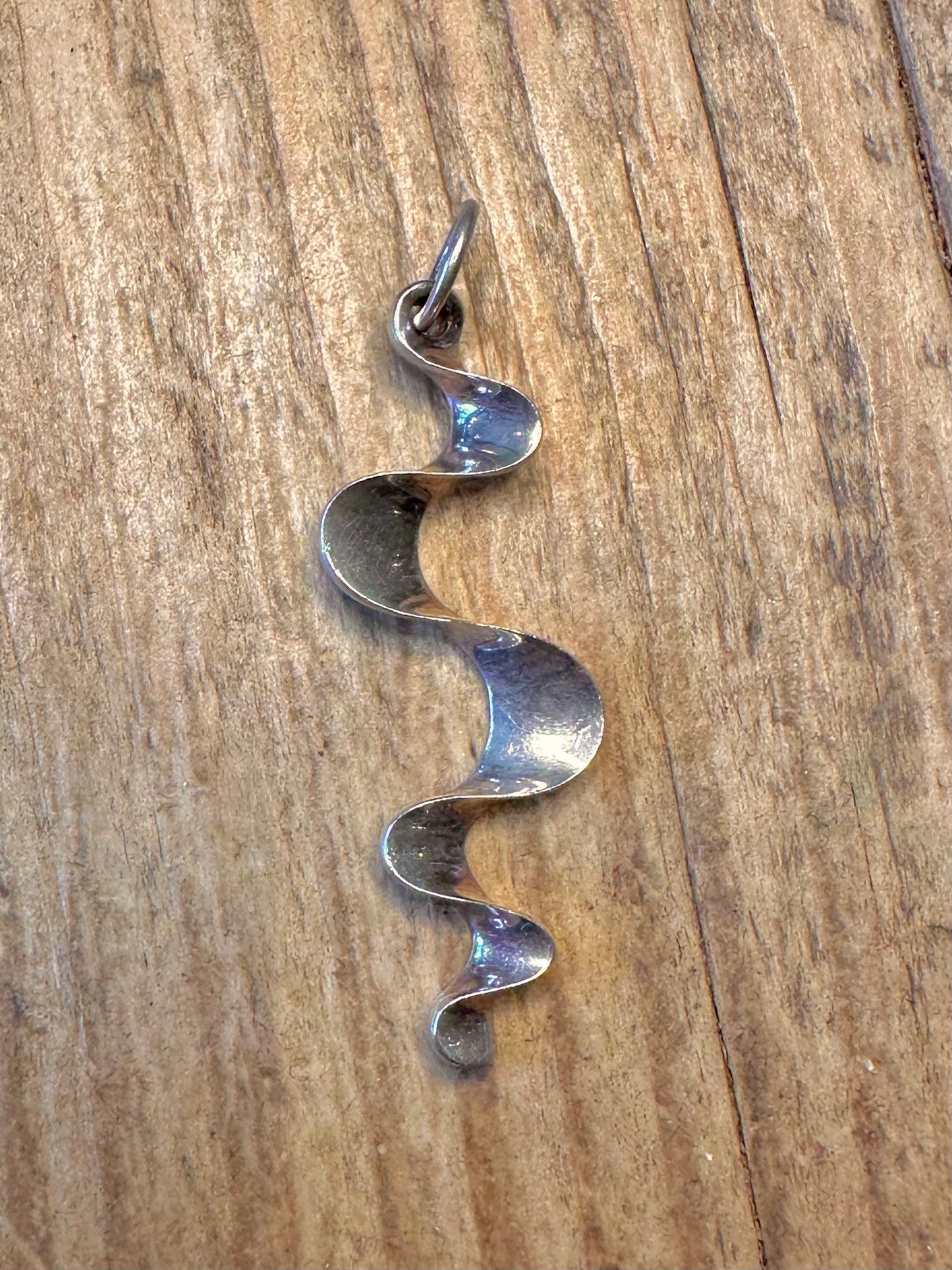 Abstrakter gewellter Anhänger aus 925er Sterlingsilber